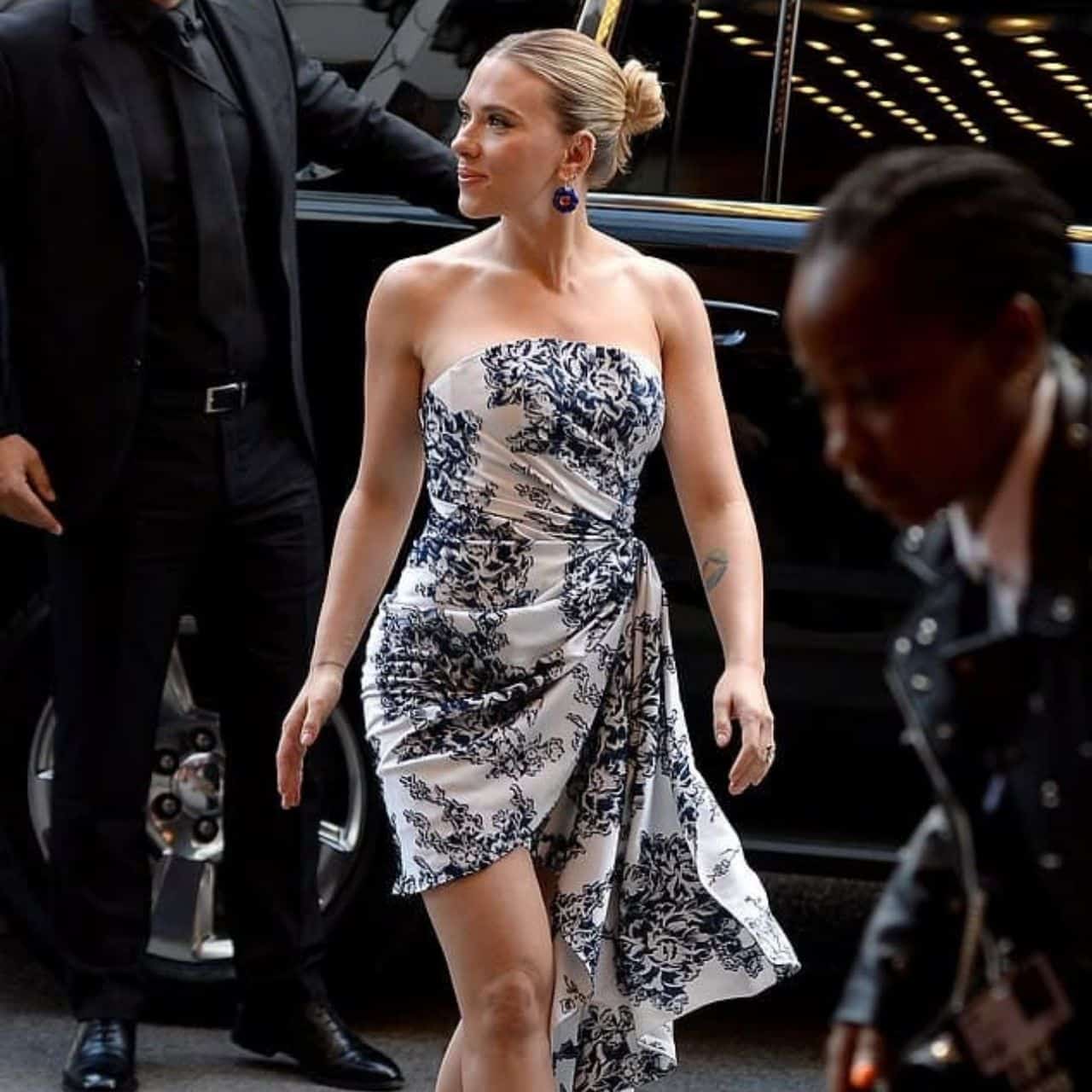 scarlett johansson backless dress wore a gown that displayed her back tattoos at tonight's 