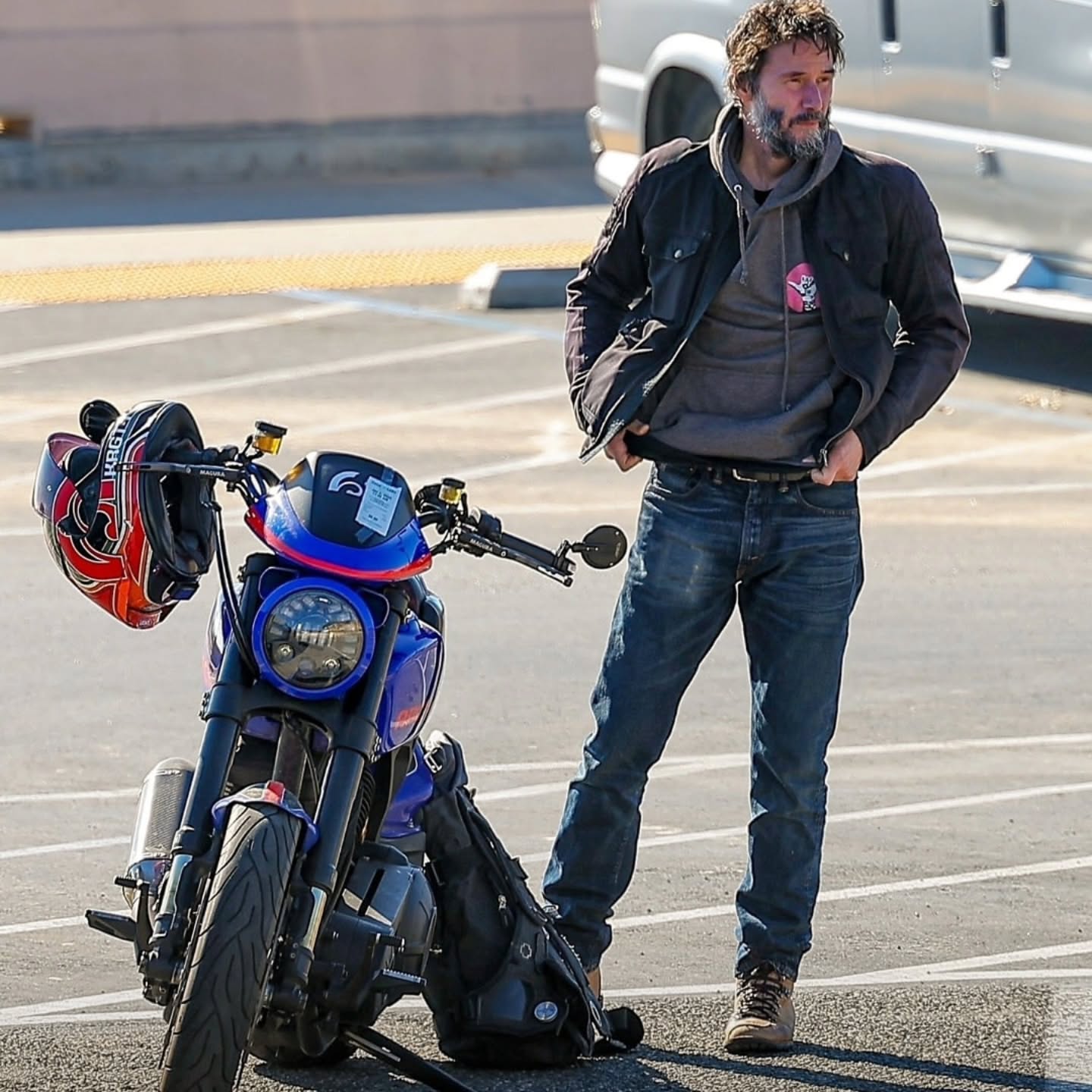 World - ‼️🤗🙌🔥 NEW PHOTO / Keanu Reeves set out on a solo motorcycle ...