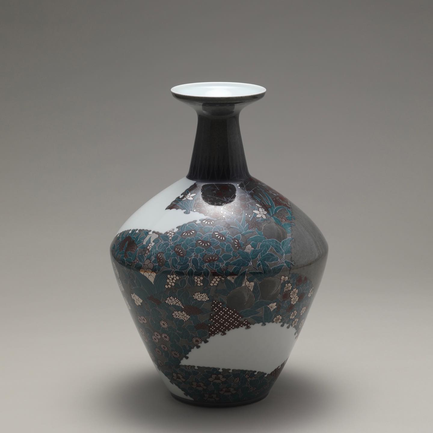 壺中居 - 黒釉掻落花詩文吐魯瓶 金時代(12c - 13c) H.25.7 Dia.21.8 cm