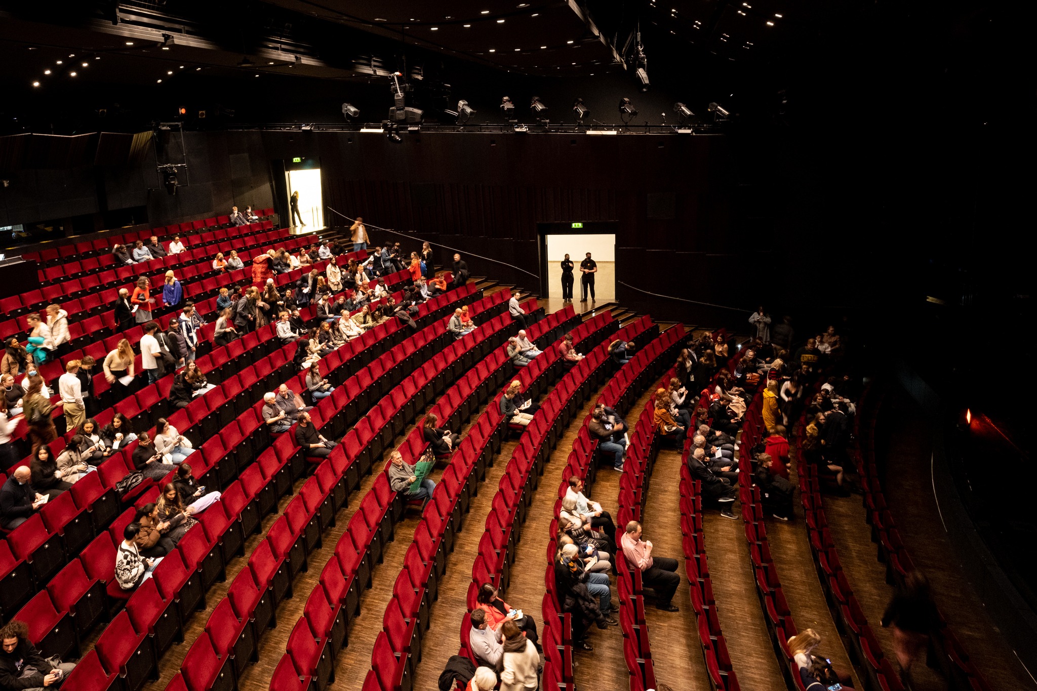 schauspiel-frankfurt-wimmeliger-adventskalender-mit-dem-ensemble-mit