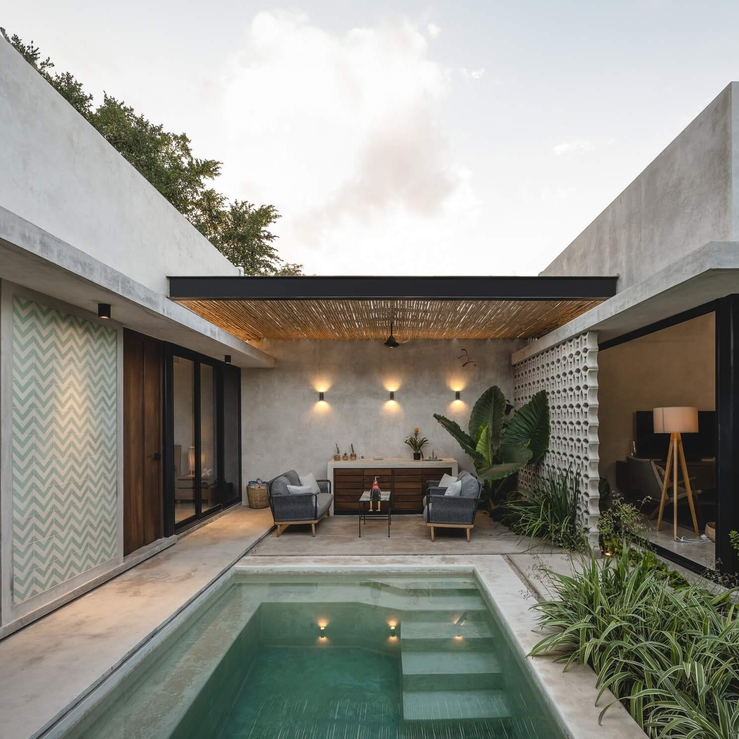 Casa Xk'anlol en Mérida: Arquitectura Moderna con Patio Unificador