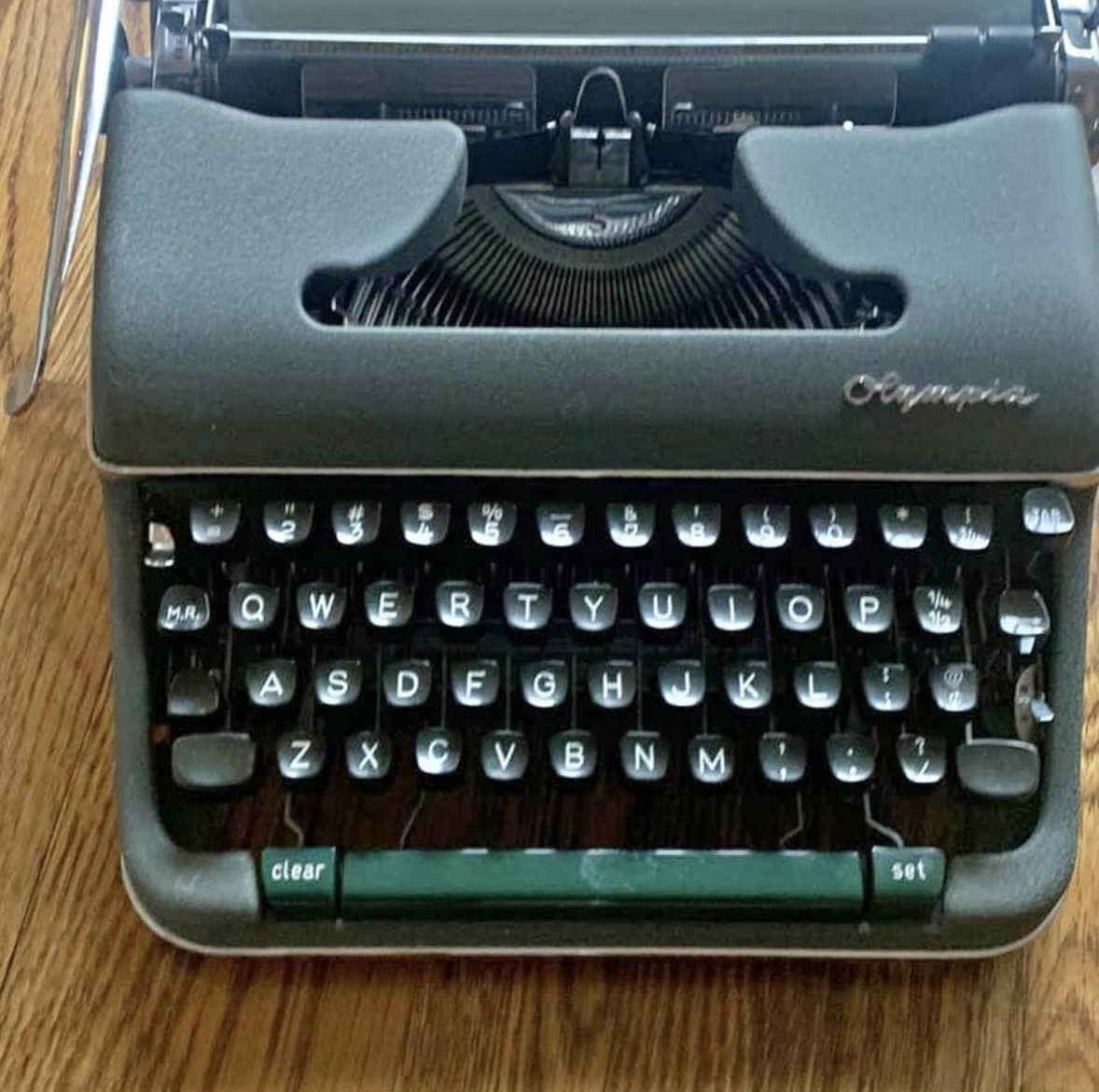 Identify Olympia typewriter model?