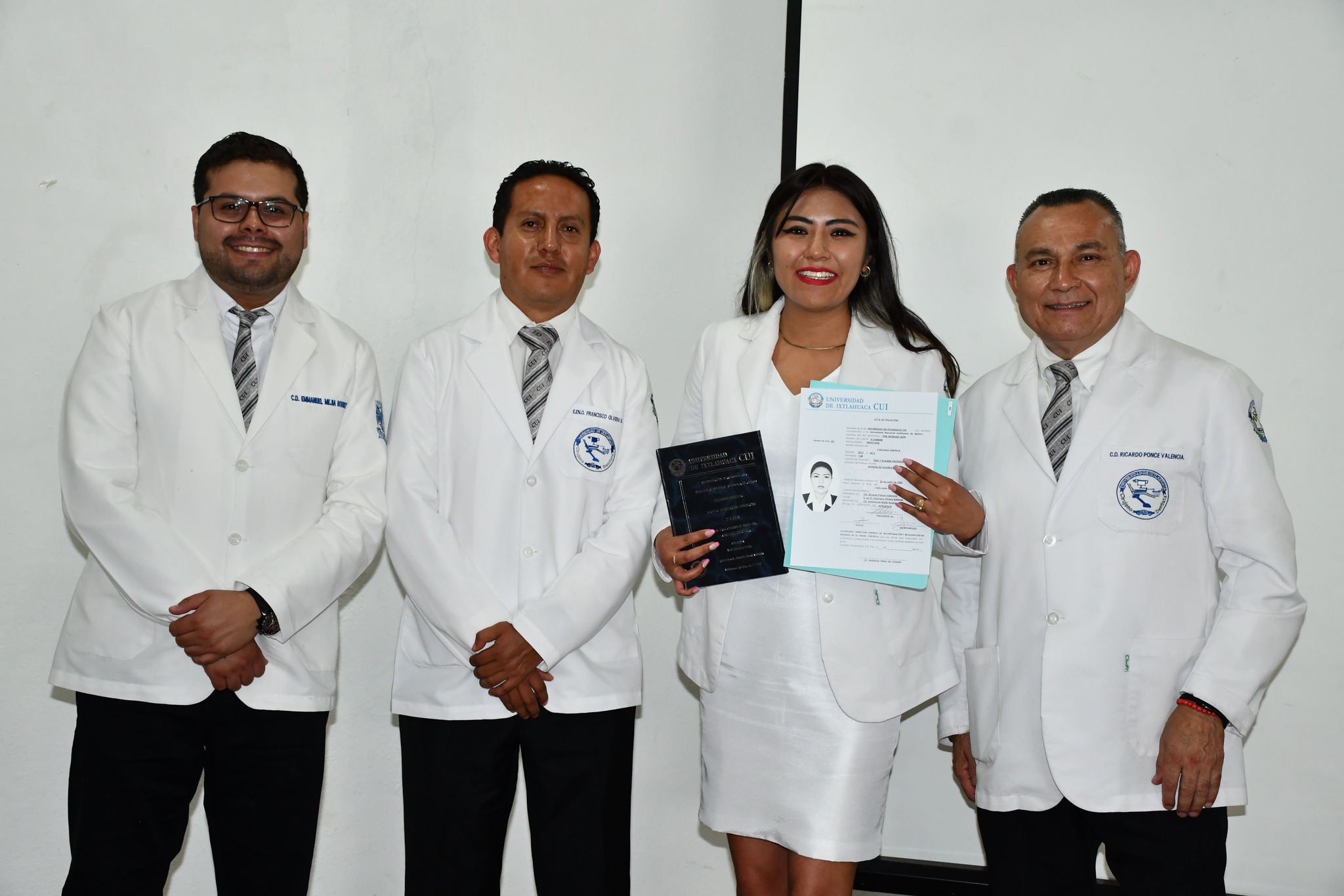 Felicitamos a nuestros... - Universidad de Ixtlahuaca CUI