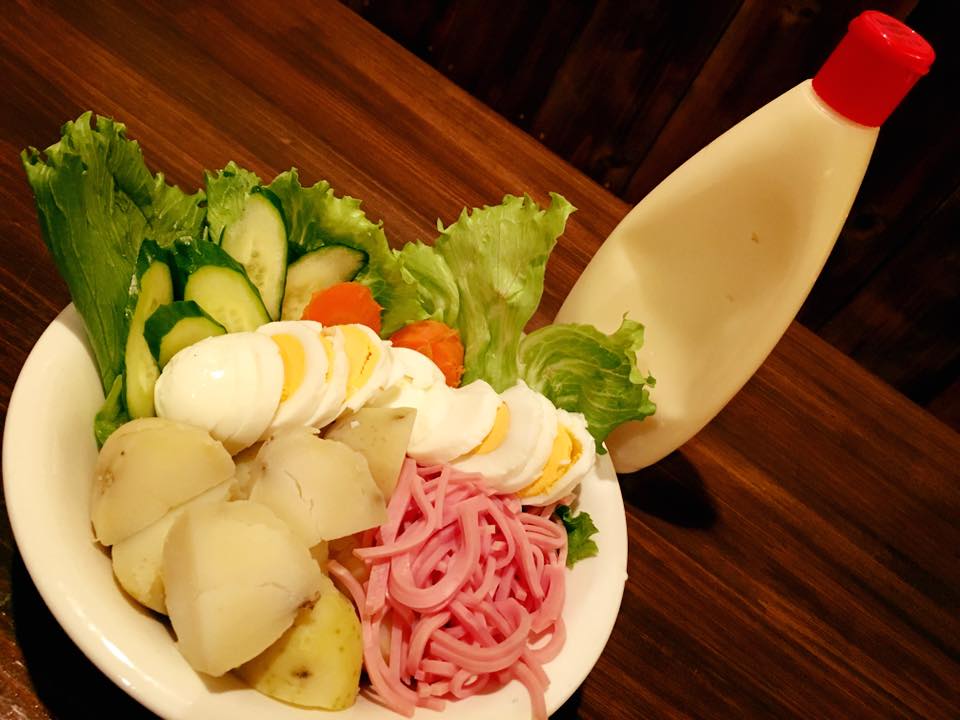 遊酒処 かんや 本日は 勝手にポテトサラダ をご紹介いたします 味付け 混ぜる前のポテトサラダの具材のみお出しします あとはお客様自身で 勝手に 味付けしていただきます マヨネーズは使い放題ですので 自分好みのポテトサラダをお作りください Facebook
