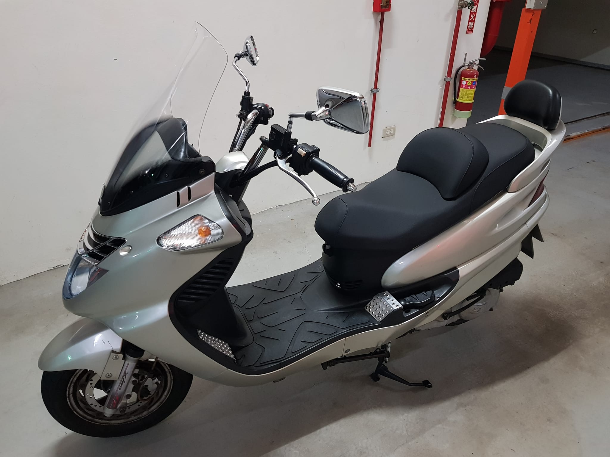 Sym RV150 180 DIY 學院 | 20年的機車(2003 RV180-JP)，風鏡終於來到告别時刻，原廠的短風鏡由於台北的道路加上 ...