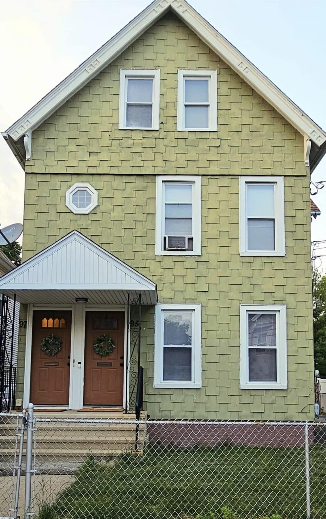What are the siding shingles made of on this house?