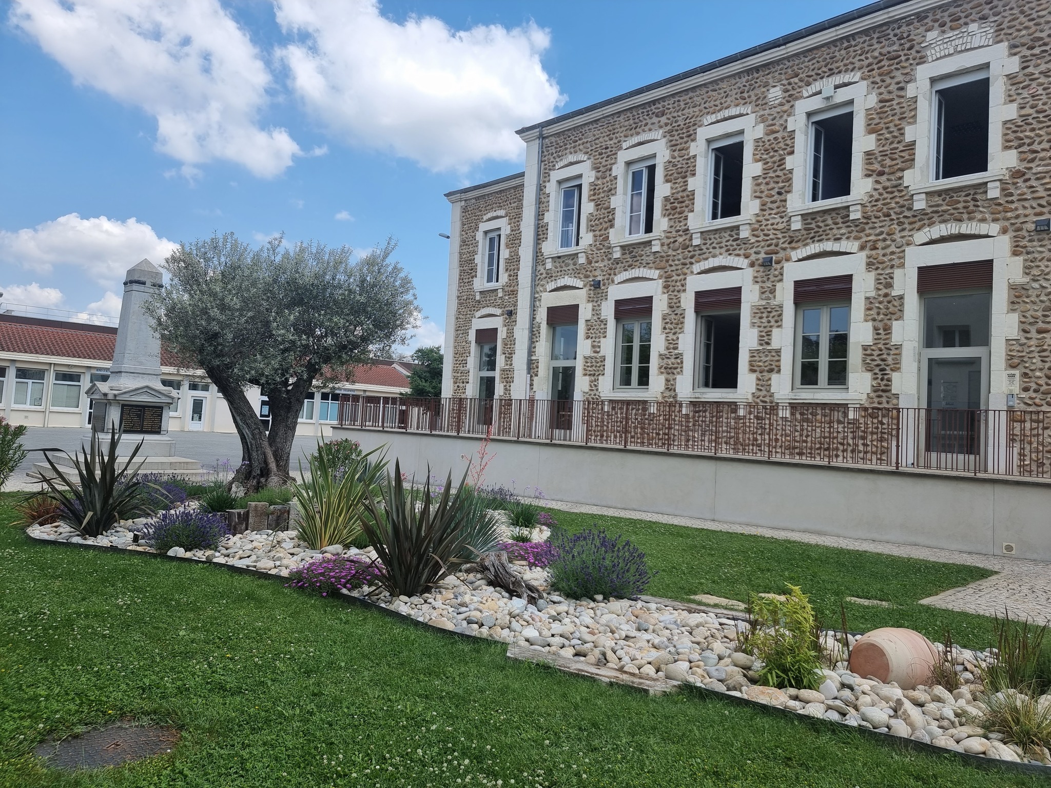 Mairie de Beausemblant... - Mairie de Beausemblant - Officiel