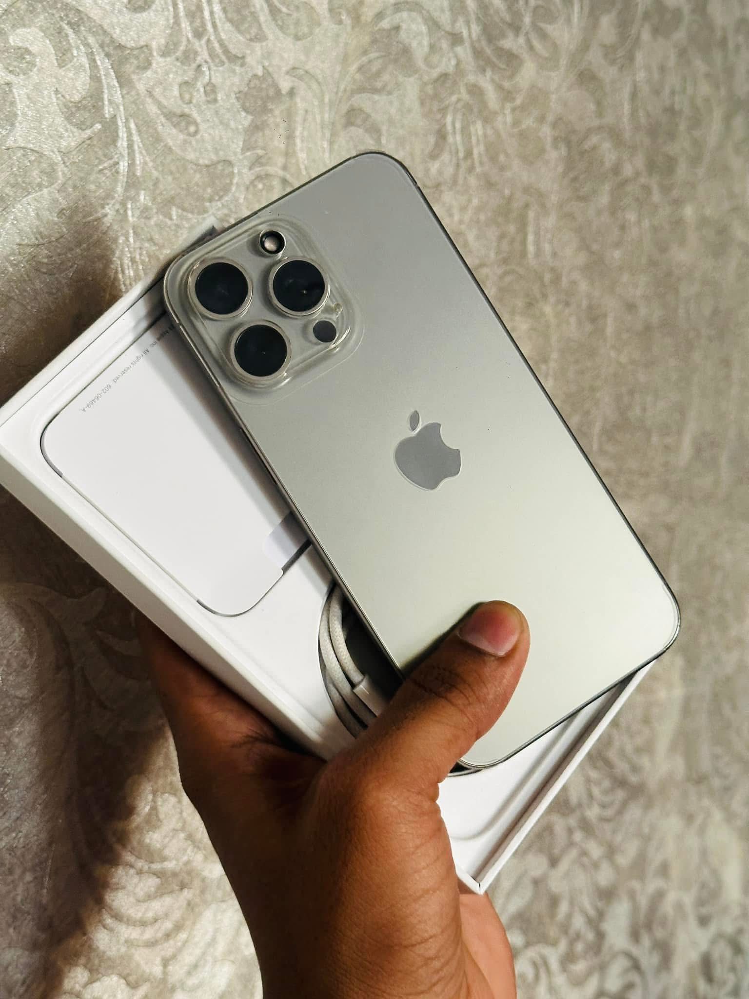 Apple iphone 15 pro ( Natural) ✅️CHA 2sim 128Gb ✅️battery 88 