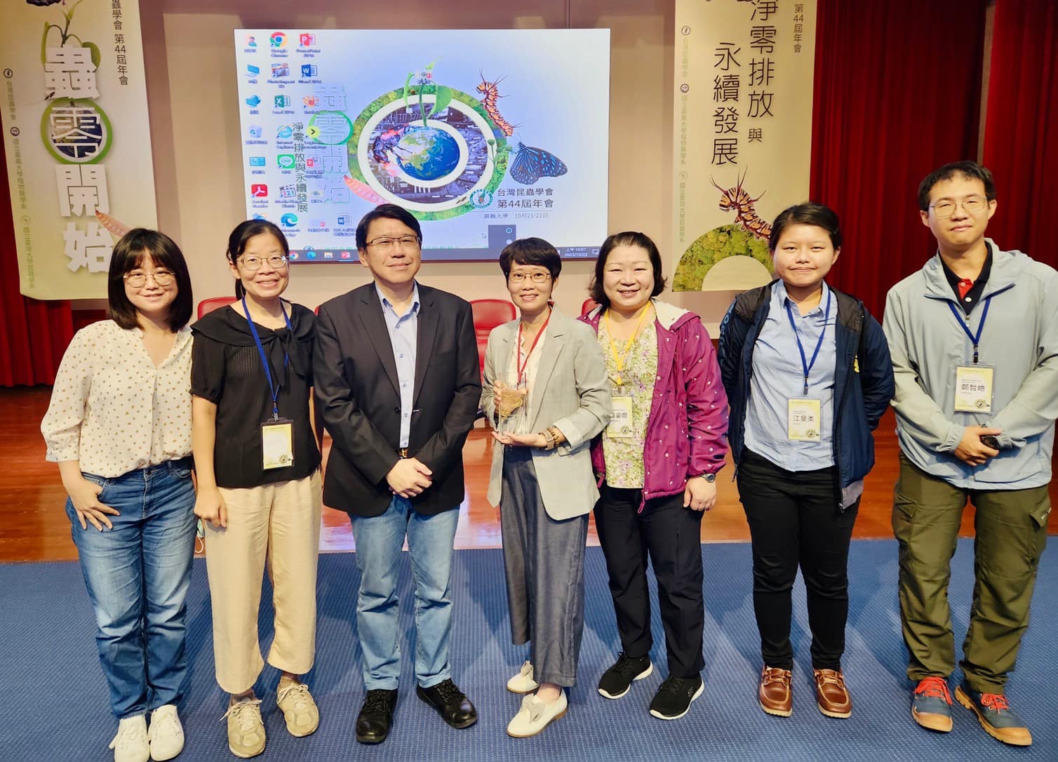 農業部苗栗區農業改良場 - 本場吳副研究員怡慧（中）與台灣昆蟲學會蕭理事長旭峰（左三）及本場生物防治研究中心鐘主任珮哲（左二）、蠶蜂科吳科長 ...