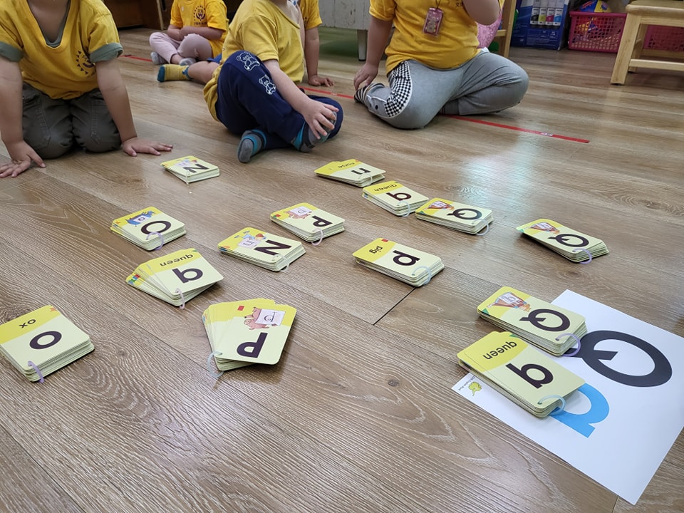 來來幼兒園 - 🔠美語課上寶貝們一起進行了找字母遊戲。老師拿出了字母的卡片，然後請寶貝逐一找到相應的字母並進行指讀。... | Facebook