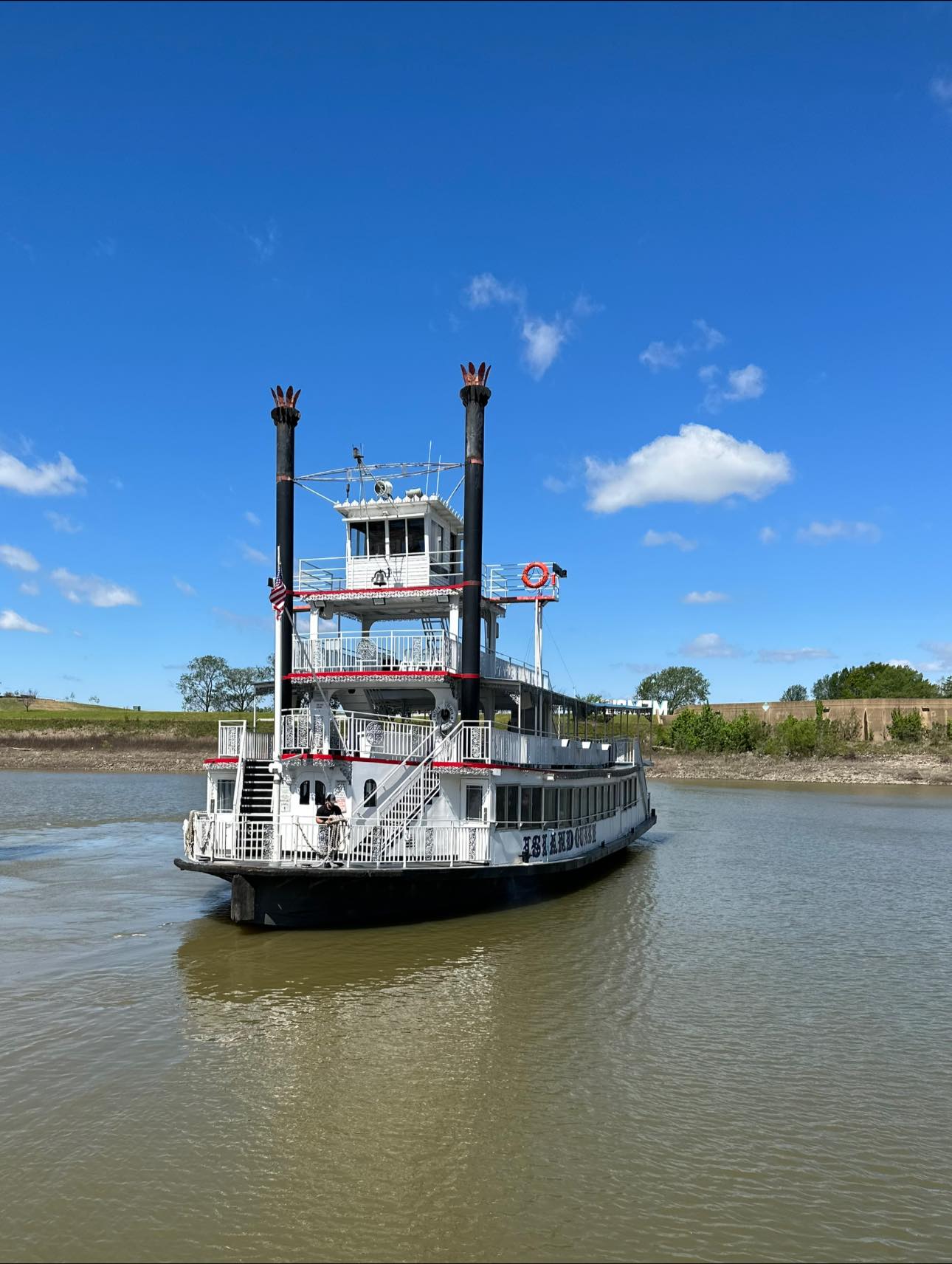 Memphis - Blue sky & muddy water! The perfect combination for a boat ...