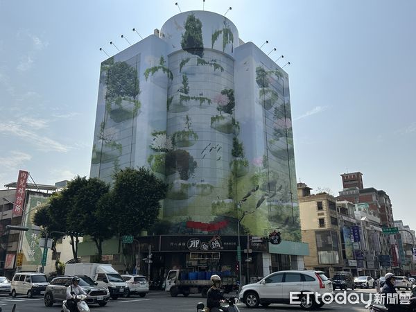 ETtoday房產雲 - 建築物也是可以包膜的～不知道吧？😎... | Facebook