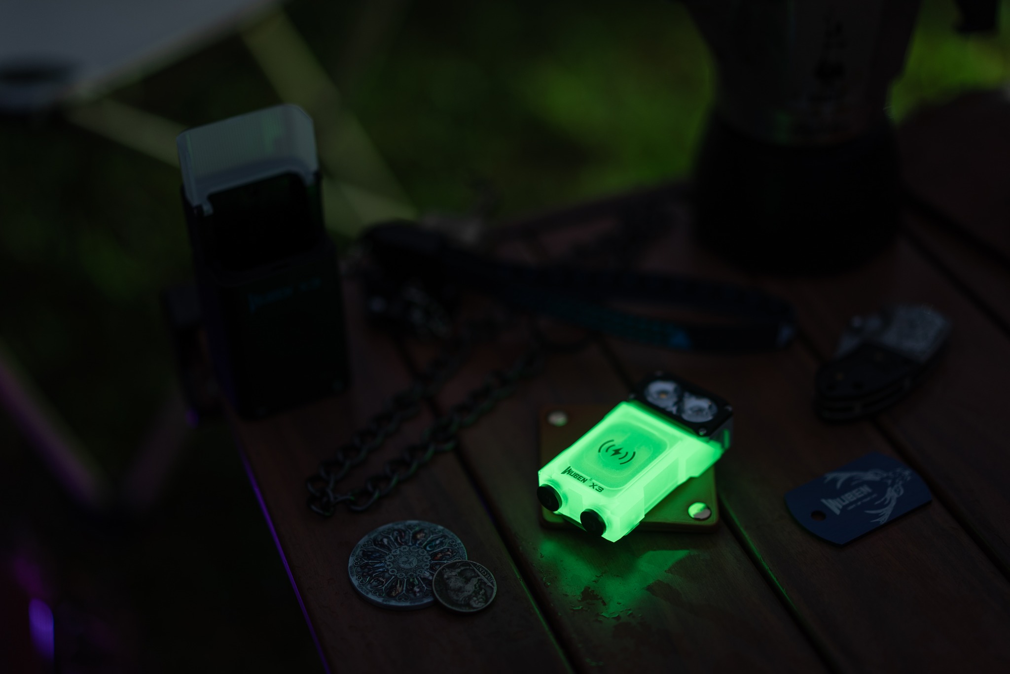 WUBEN - The white version of the X3 can glow in the dark