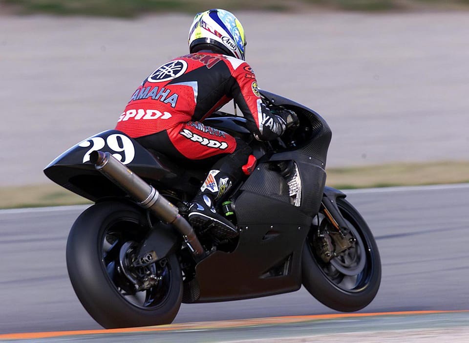 OFF TOPIC. John Kocinski / Yamaha YZR-M1 Test IRTA, Valencia 2002.