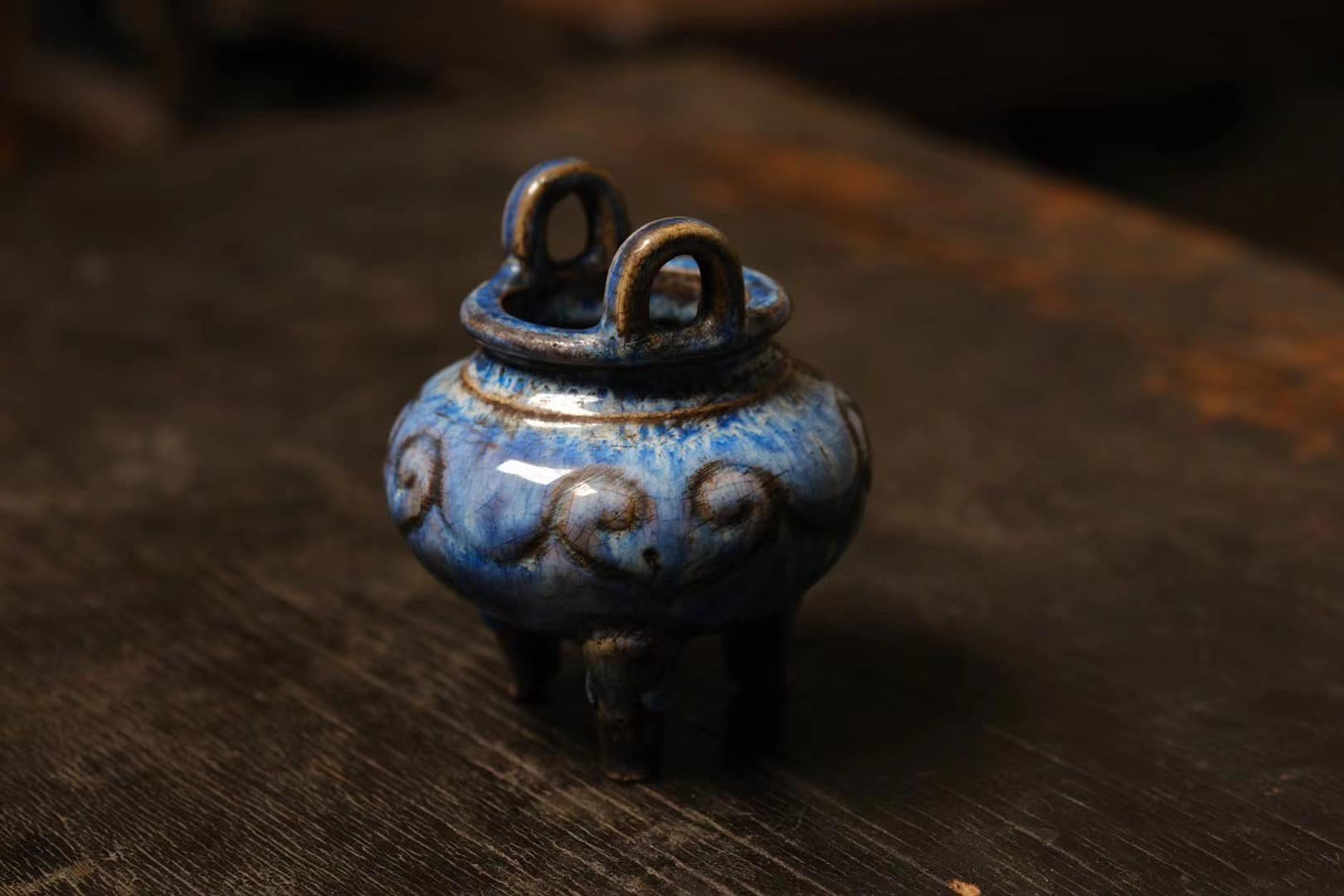 炉钧釉三足双耳如意香炉作品：三足如意纹香炉泥料：老清水泥外挂炉钧釉