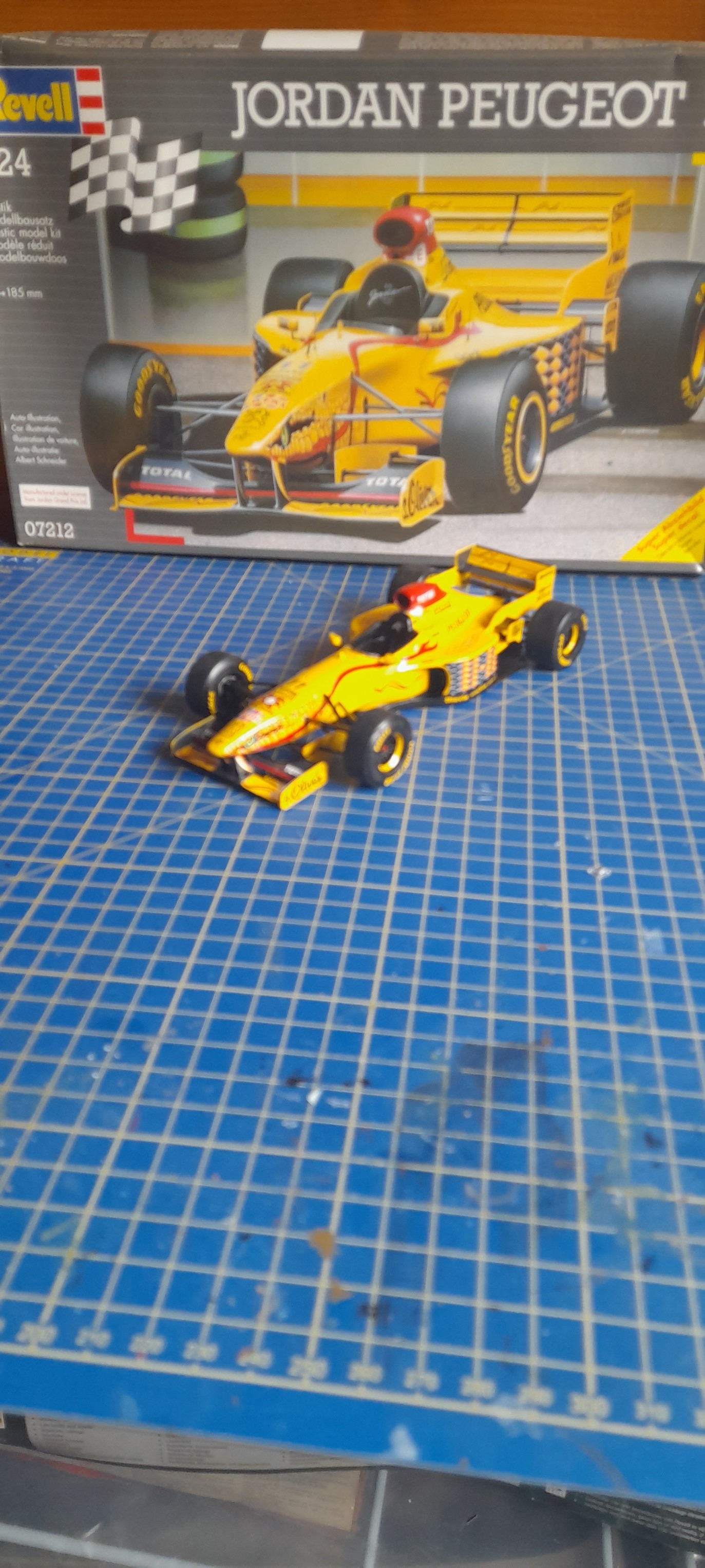 Revell Jordan 197 F1 model build with tyre decals