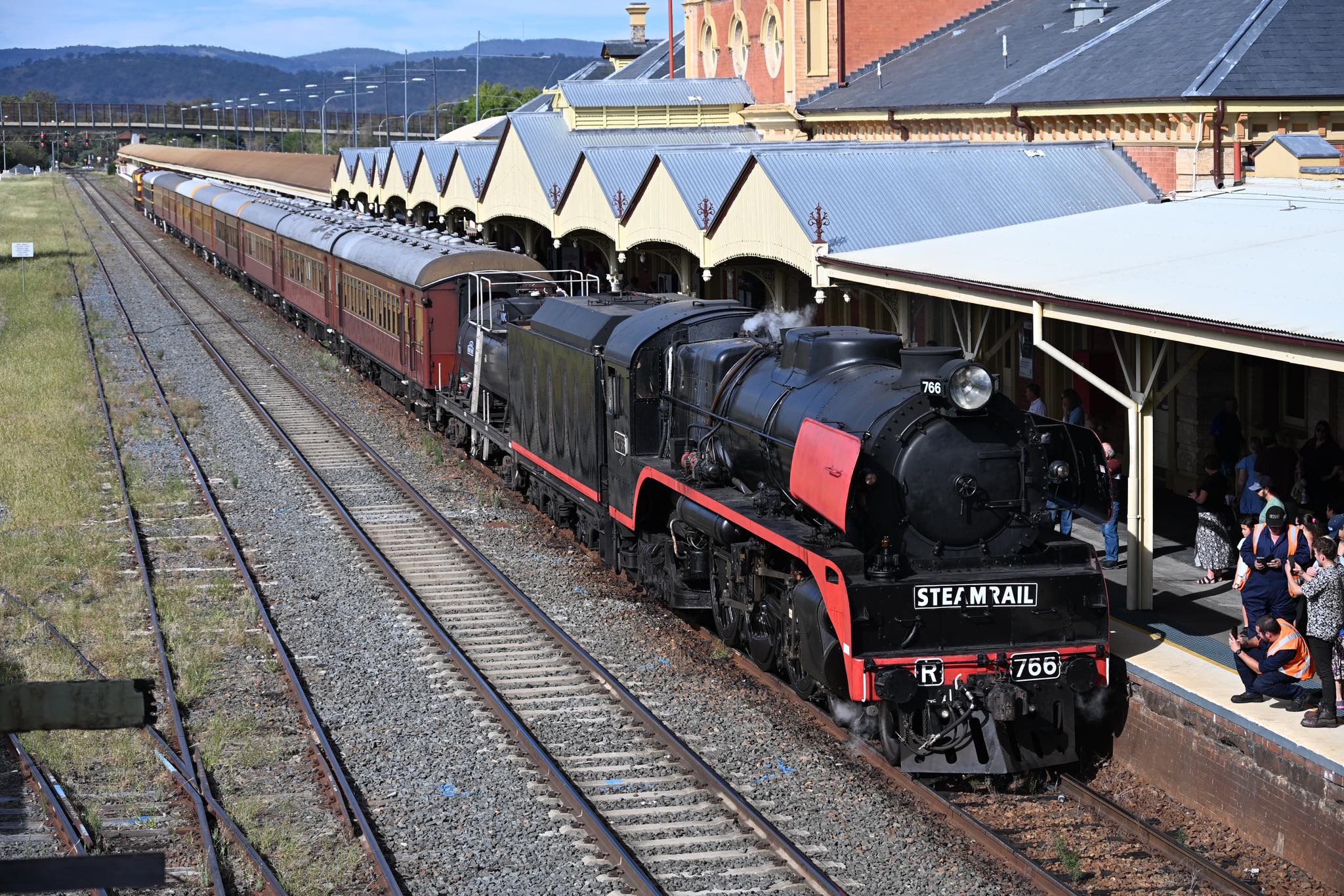 NSW Railways - Past and Present | As R766 and 42101 at the rear prepare ...