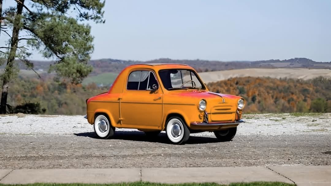 🚨 1959 Piaggio Vespa 400 🚨 This charming microcar stole the show