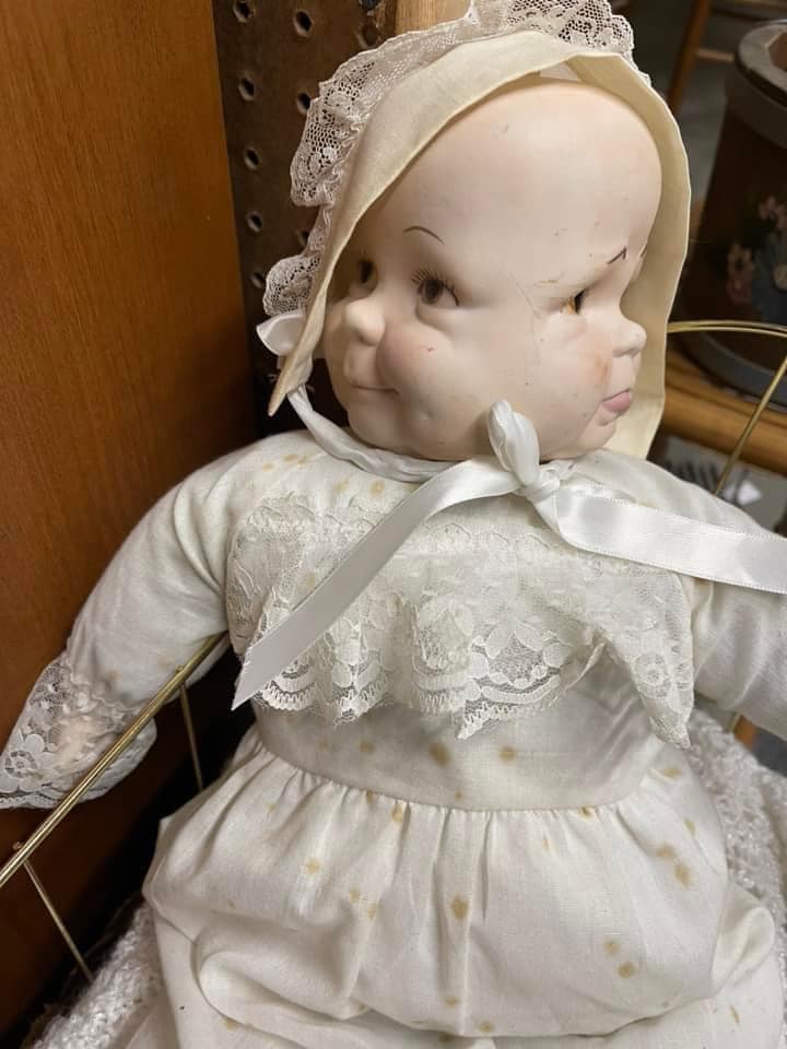 Poupée Vintage Fille Sans Visage - Robe En Chenille Et Dentelle Blanc Cassé - Occasion Très Bon état