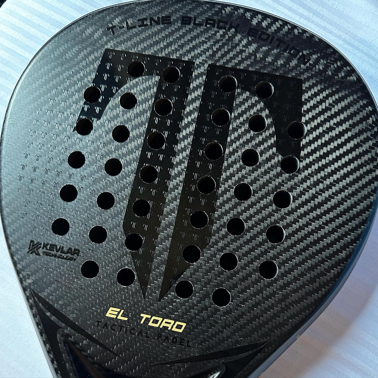 Tactical - With its clean design, the padel racket exudes a sense of ...