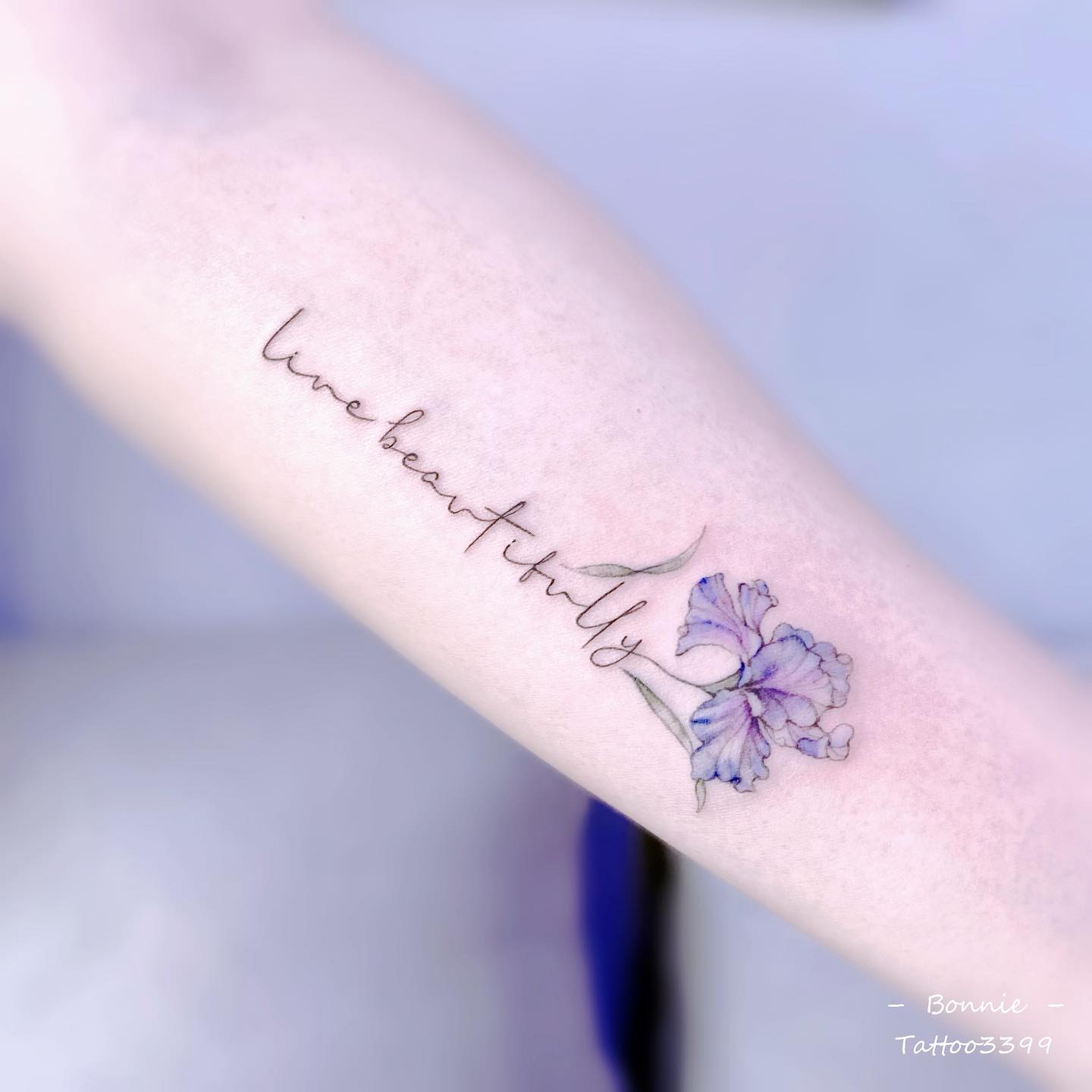 鳶尾花💗 #台中刺青 #鳶尾花刺青 #英文刺青 #微刺青 #韓式刺青... - Tattoo3399 紋身工作室 | Facebook