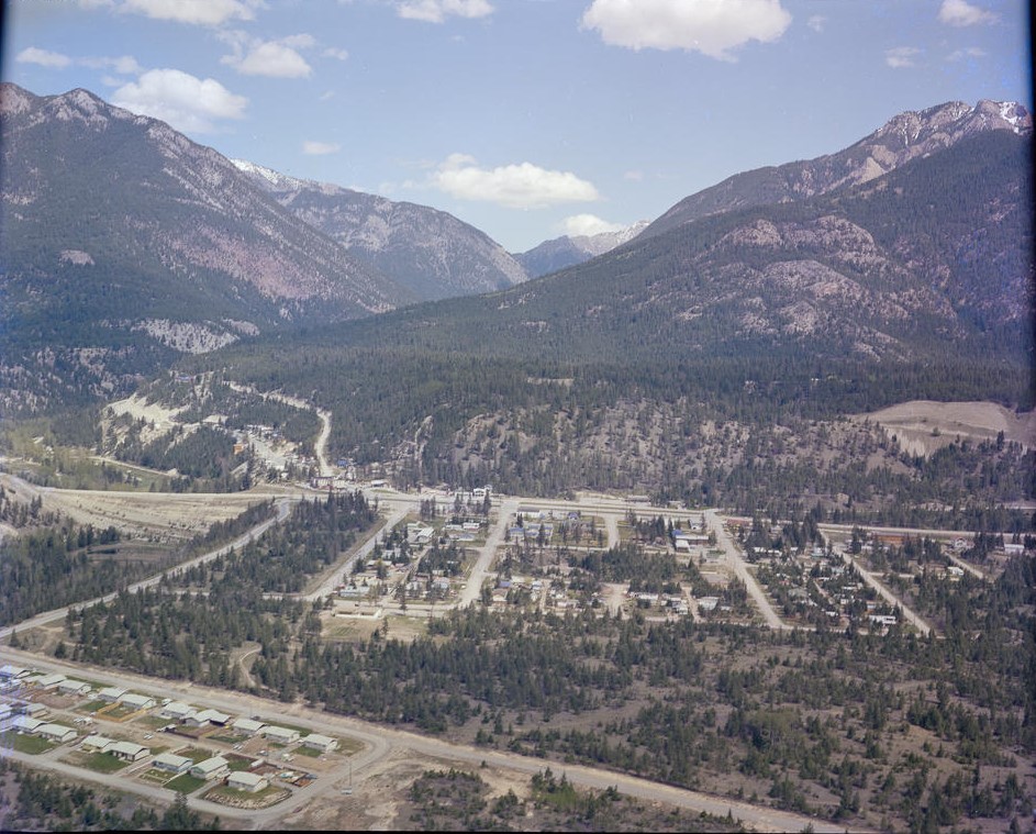 A 1976 aerial of the Village of Radium... - In the Windermere