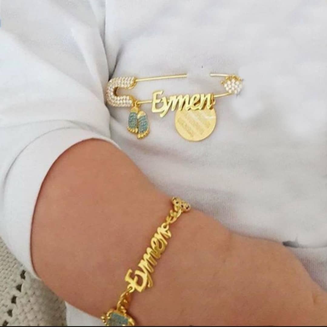 Samar Store هدية مميزة للمولود الجديد سوار مع دبوس باسم الطفل فضة عيار 925 مذهب بطبقة ذهب عيار 14 يمكن كتابة اسم الطفل عليه للطلب من خلال موقعنا الالكتروني أو الوتس