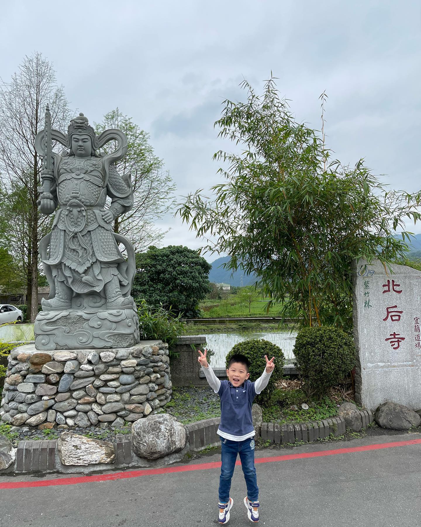 小城堡生活日記 - 一年一度回宜蘭 看看好久不見的大家 來北后寺走走 一路有吃有玩 買了伴手禮繼續回家吃😂...