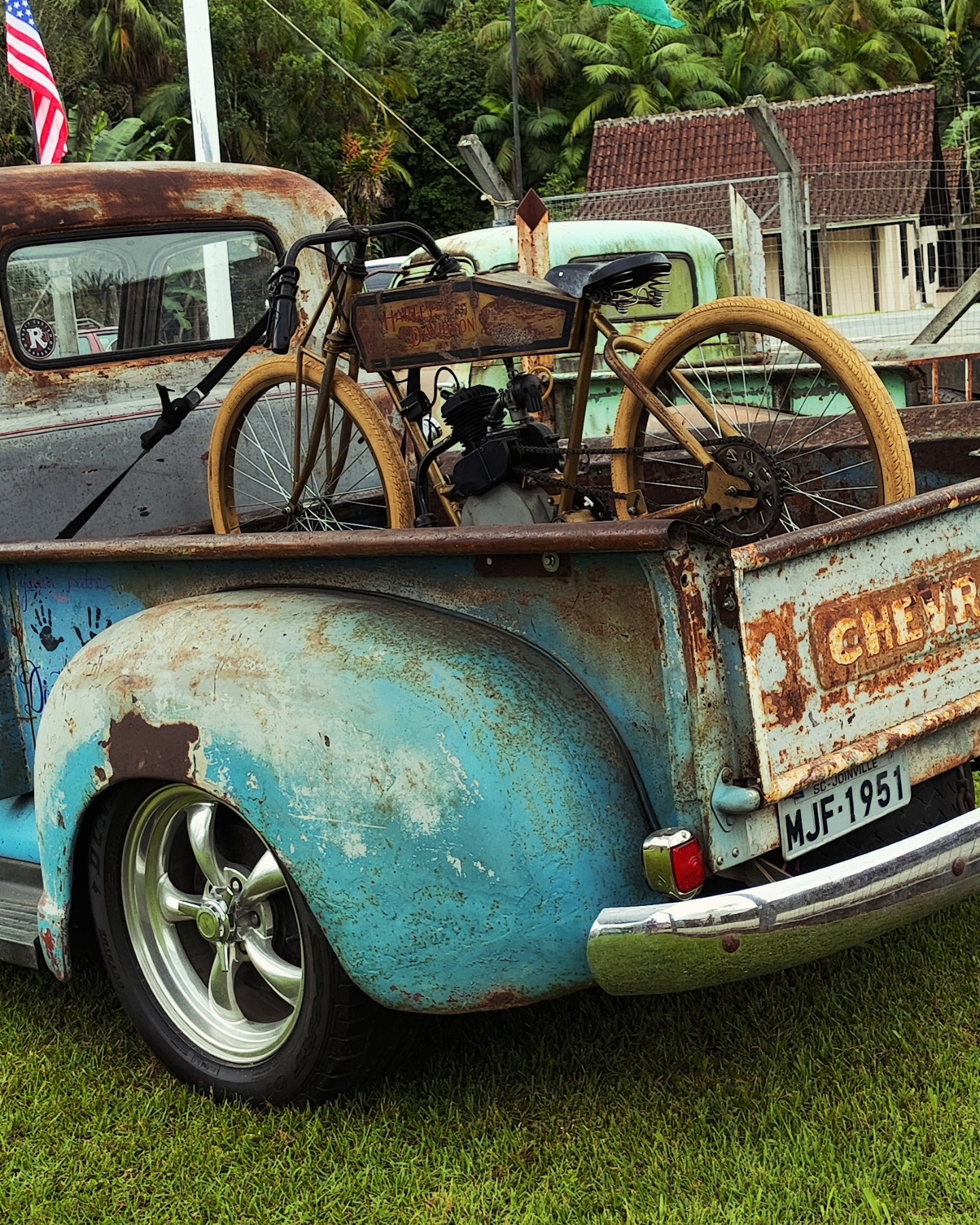 Rusty & Custom R1Garage