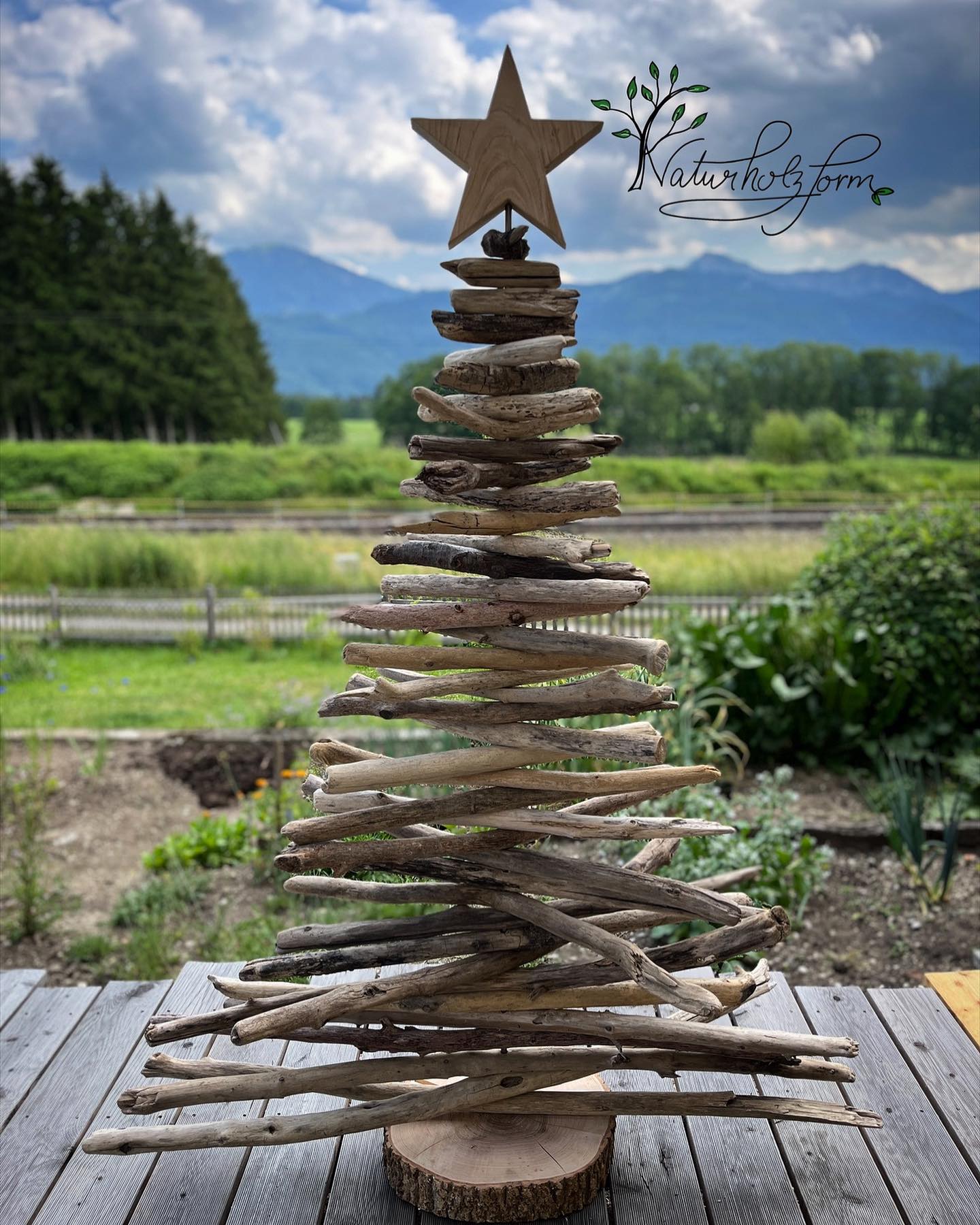 In weniger als 6 Monaten ist schon wieder Weihnachten! 😊🙃🎄 #schwemmholz #treibholz #baum #treibholzbaum #weihnachtsdekoration #weihnachtsbaum #dekoration #holzdeko #advent #christmastime #🎄 #altholz #tannenbaum #naturholzform