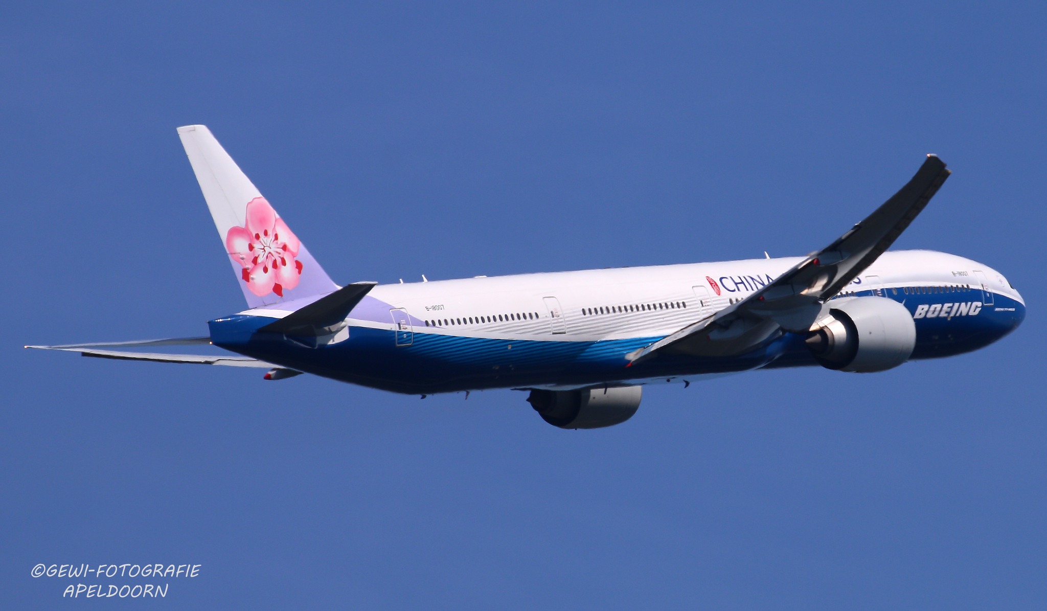 China Airlines 🇹🇼🌸 Boeing 777-300ER ✈️ B-18007 with the