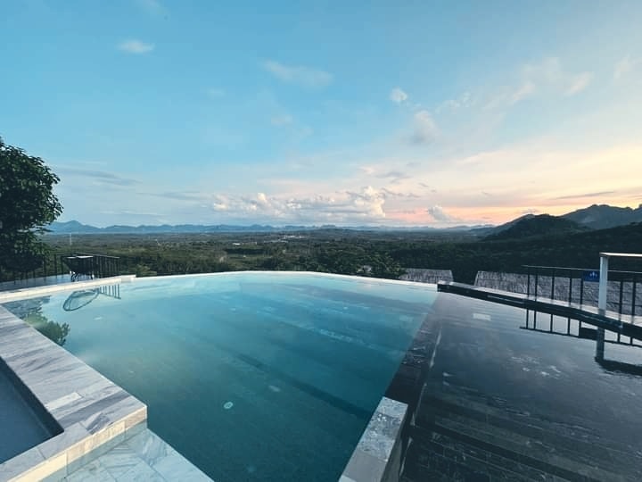 Caligo Resort - วิวสระน้ำเสมอลอยอยู่บนสรวงสวรรค์ 🥰🥰 ️... | Facebook