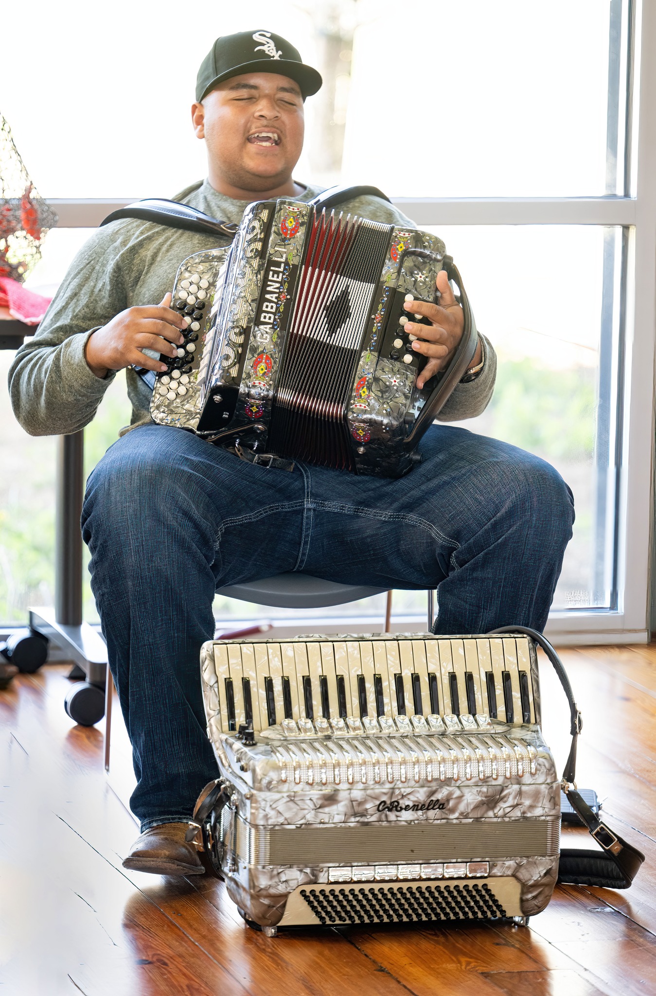 ミュージシャン m M. J. Fontenot, a 21-year-old accordionist from Chataignier, leads