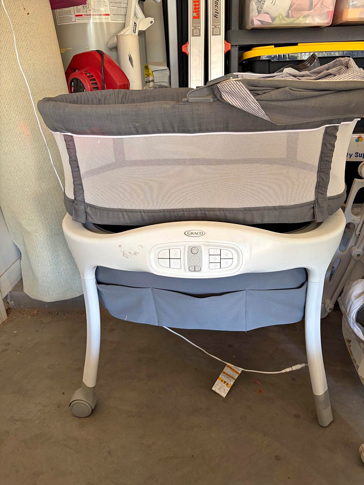 Graco Auto Rocking Bassinet - Bassinets & Cradles - White Tanks ...