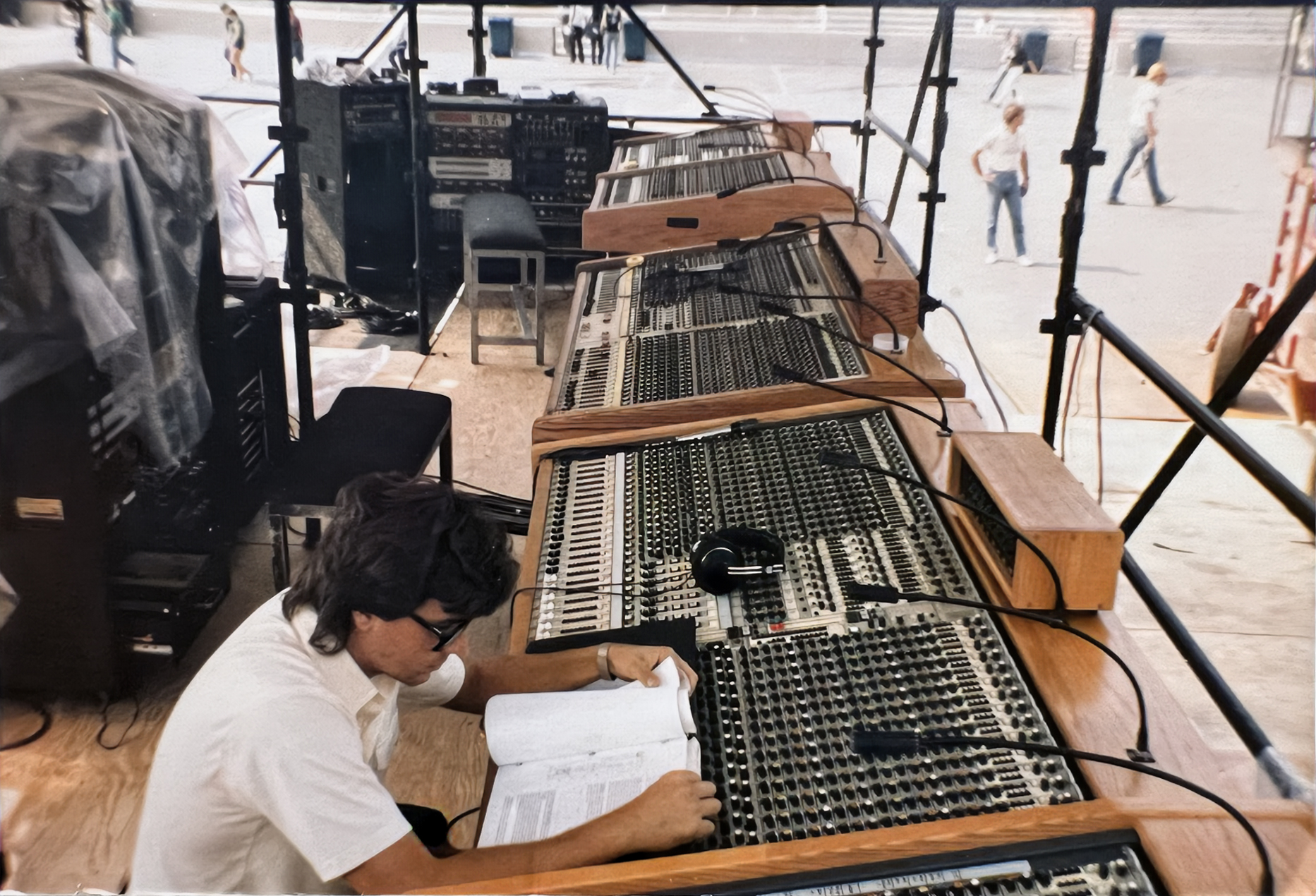Harrison consoles at Farm Aid 1985