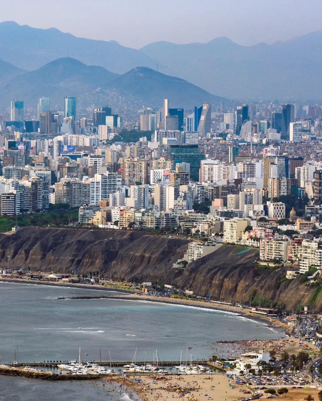 Imperium - Vista de la Costa Verde y los edificios de los distritos de ...