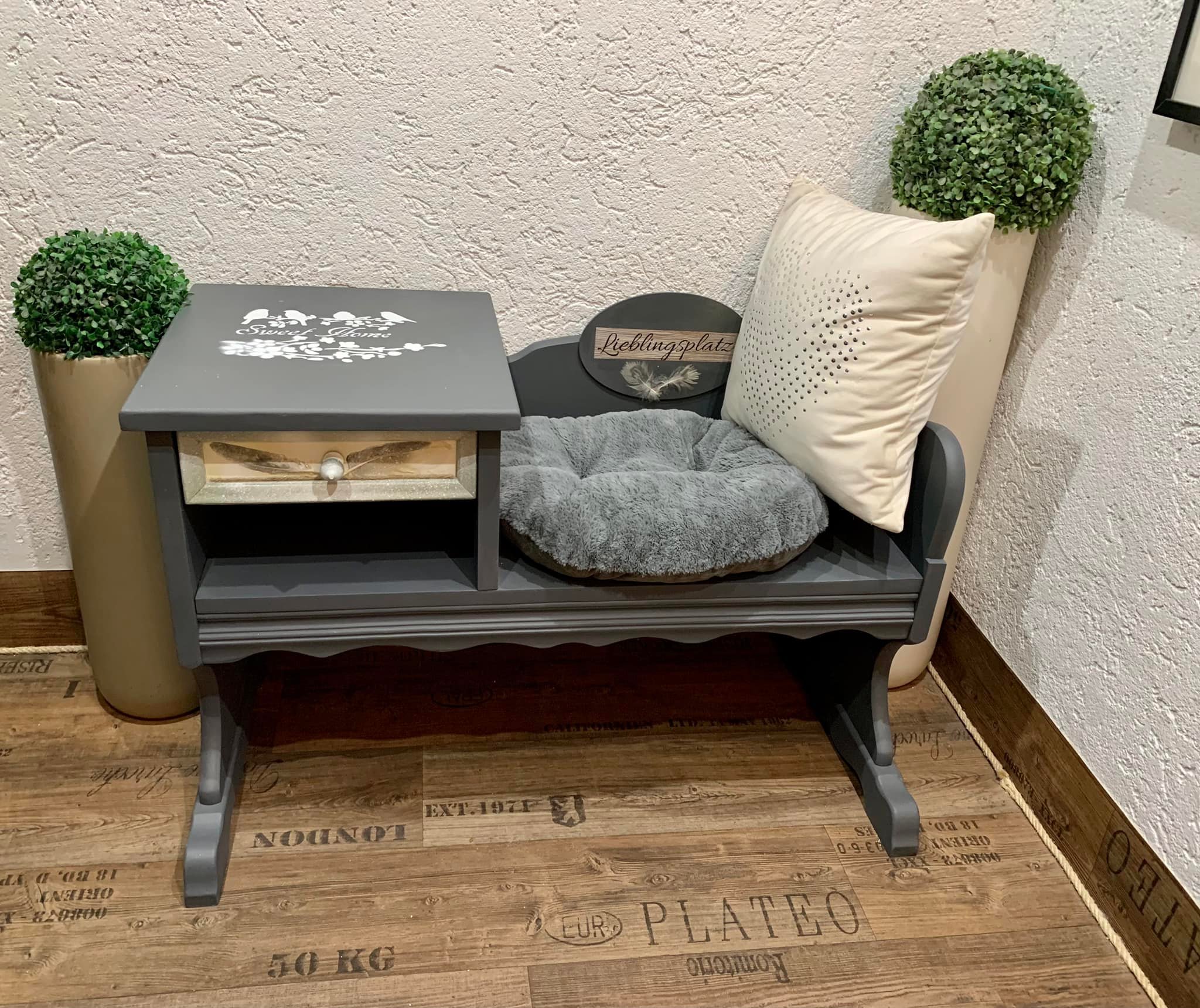 unbezahlte Werbung<< Alte Nähmaschine von Phoenix: kostenlos von Ebay Kleinanzeigen 🌿 Farbe Gestell: Kreidefarbe von Tedox in Anthrazit mit Silberpartikeln 🌿 Farbe Deckplatte: Schultafellack von Rus