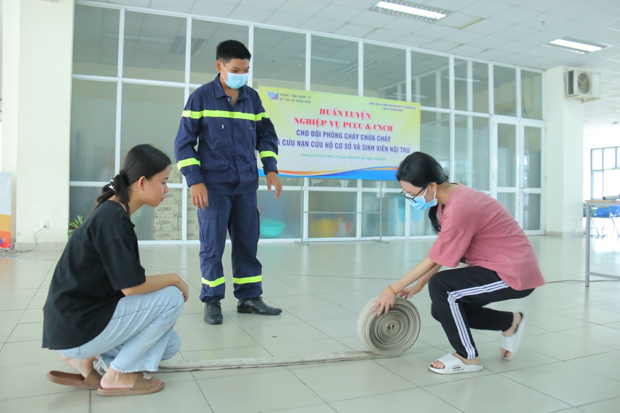 Đội PCCC &CHCN cơ sở và Sinh viên Cụm nhà BA, BC tích cực tham gia Huấn ...