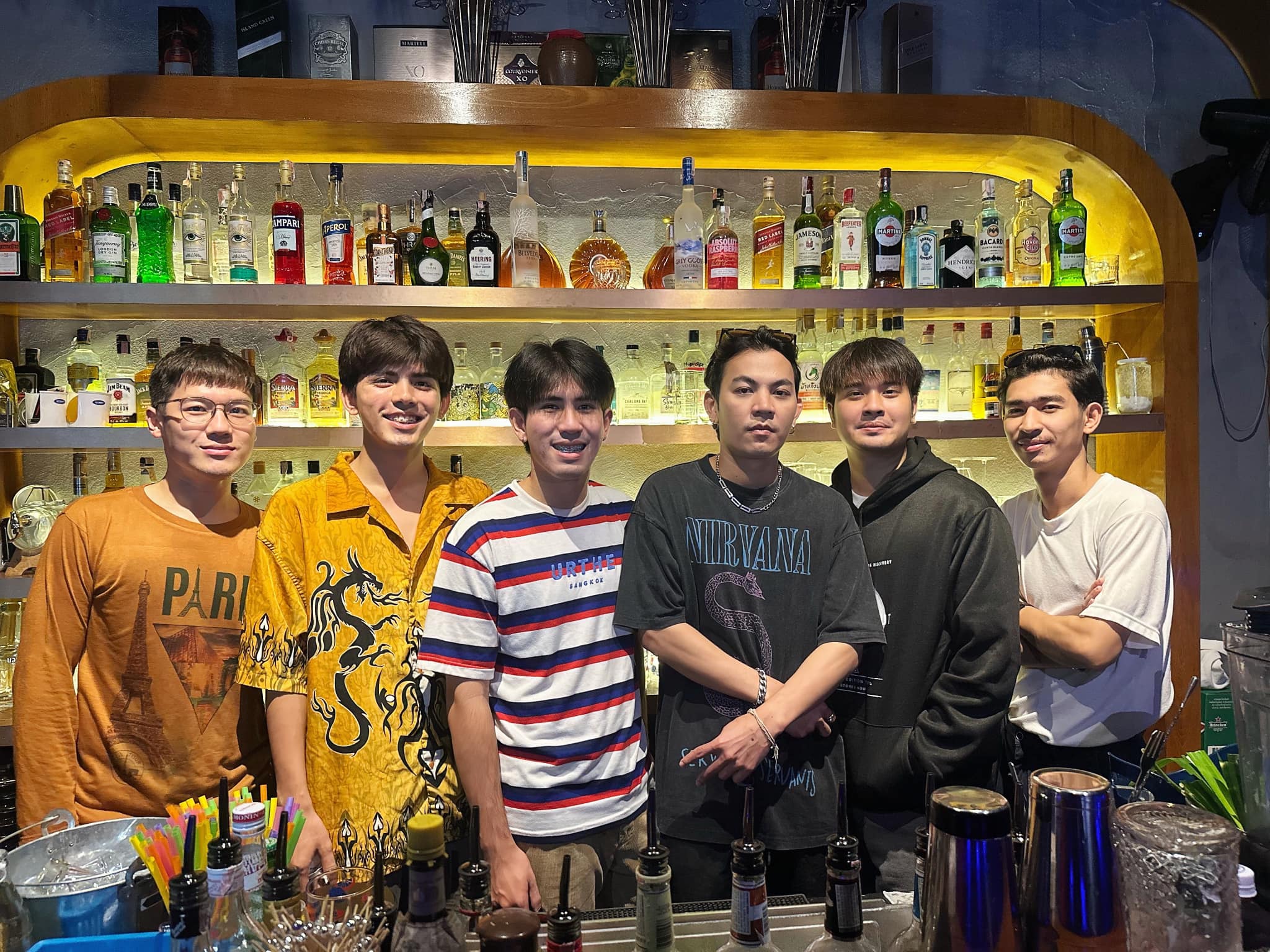 ลูกค้าชอบอยู่ข้างบน... - Unique Bar Ratchada
