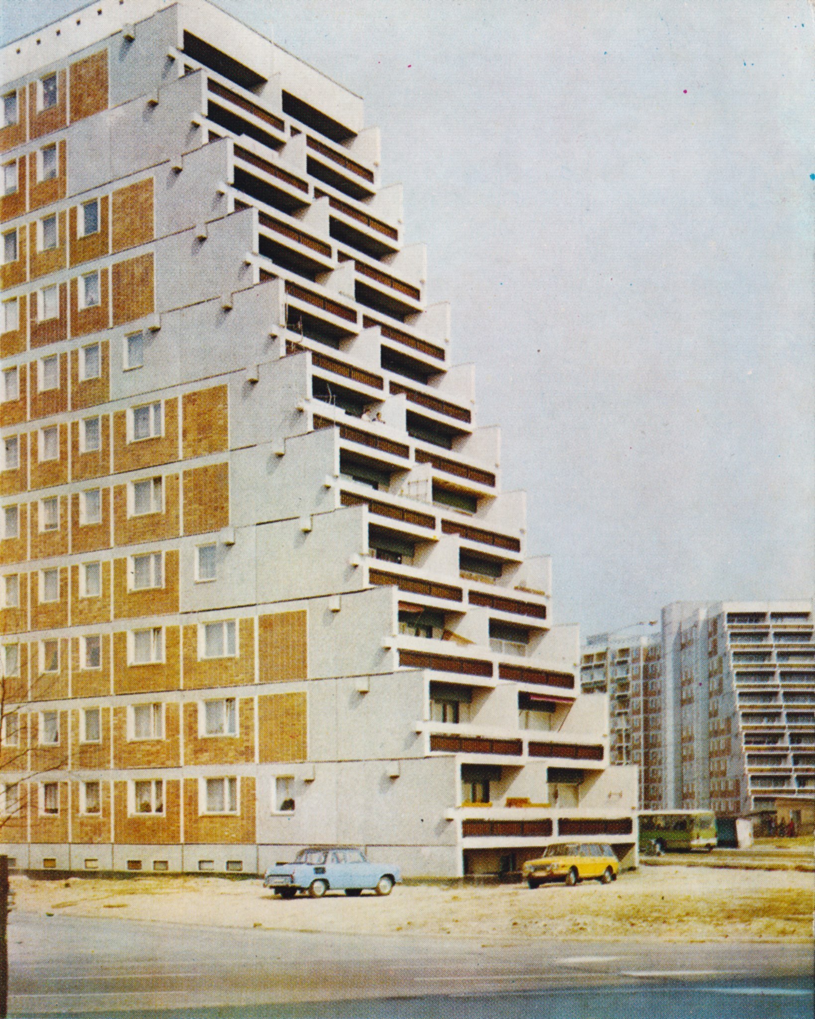 Soc Mod - Terraced high-rise apartment building 1977. Platz d ...