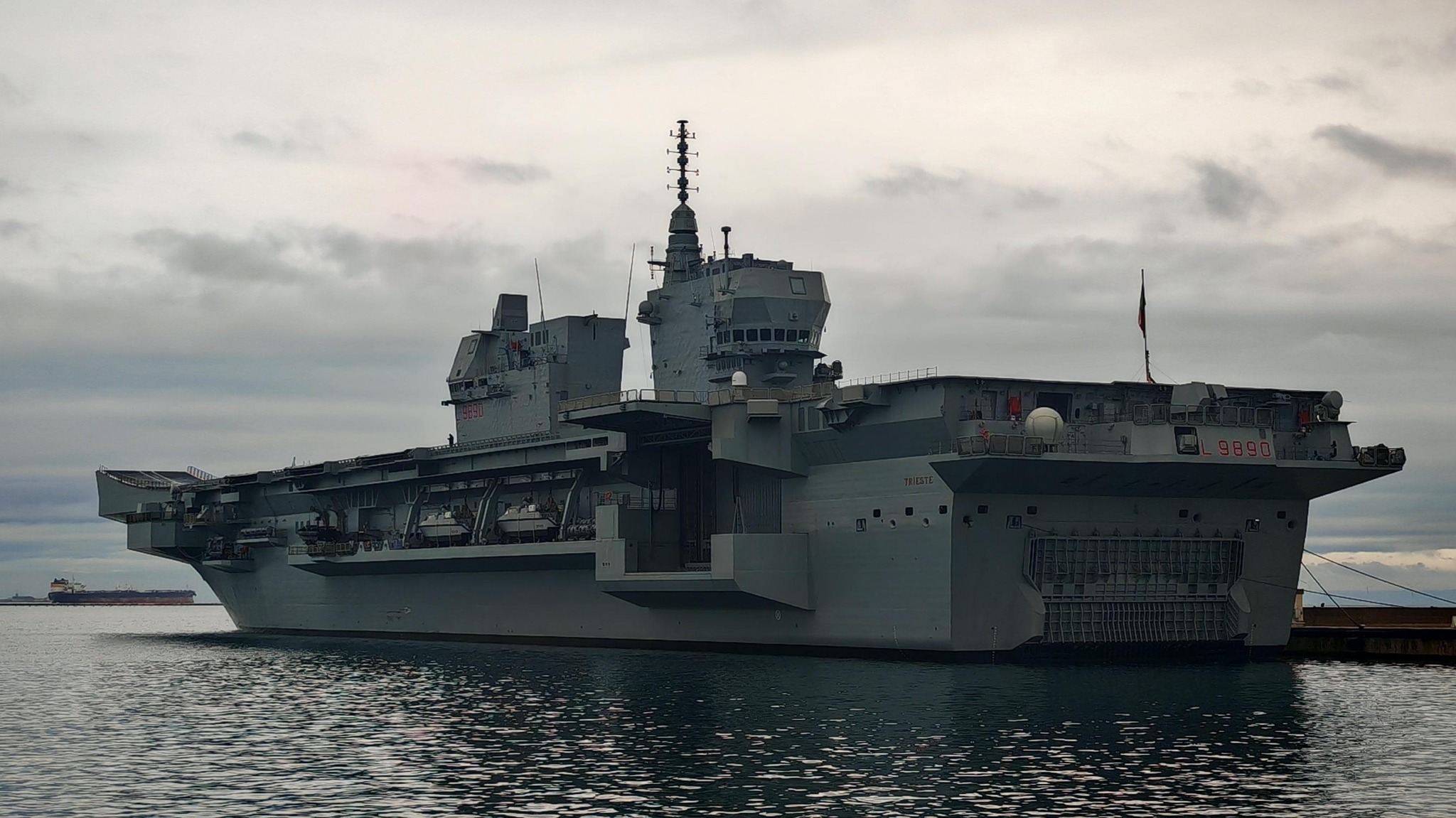 Navi - Nave Trieste ormeggiata alla Stazione Navale Mar Grande di ...