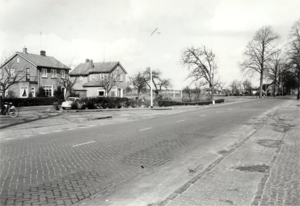Heemkunde - Nordhornsestraat. In het midden van de foto staat een ...