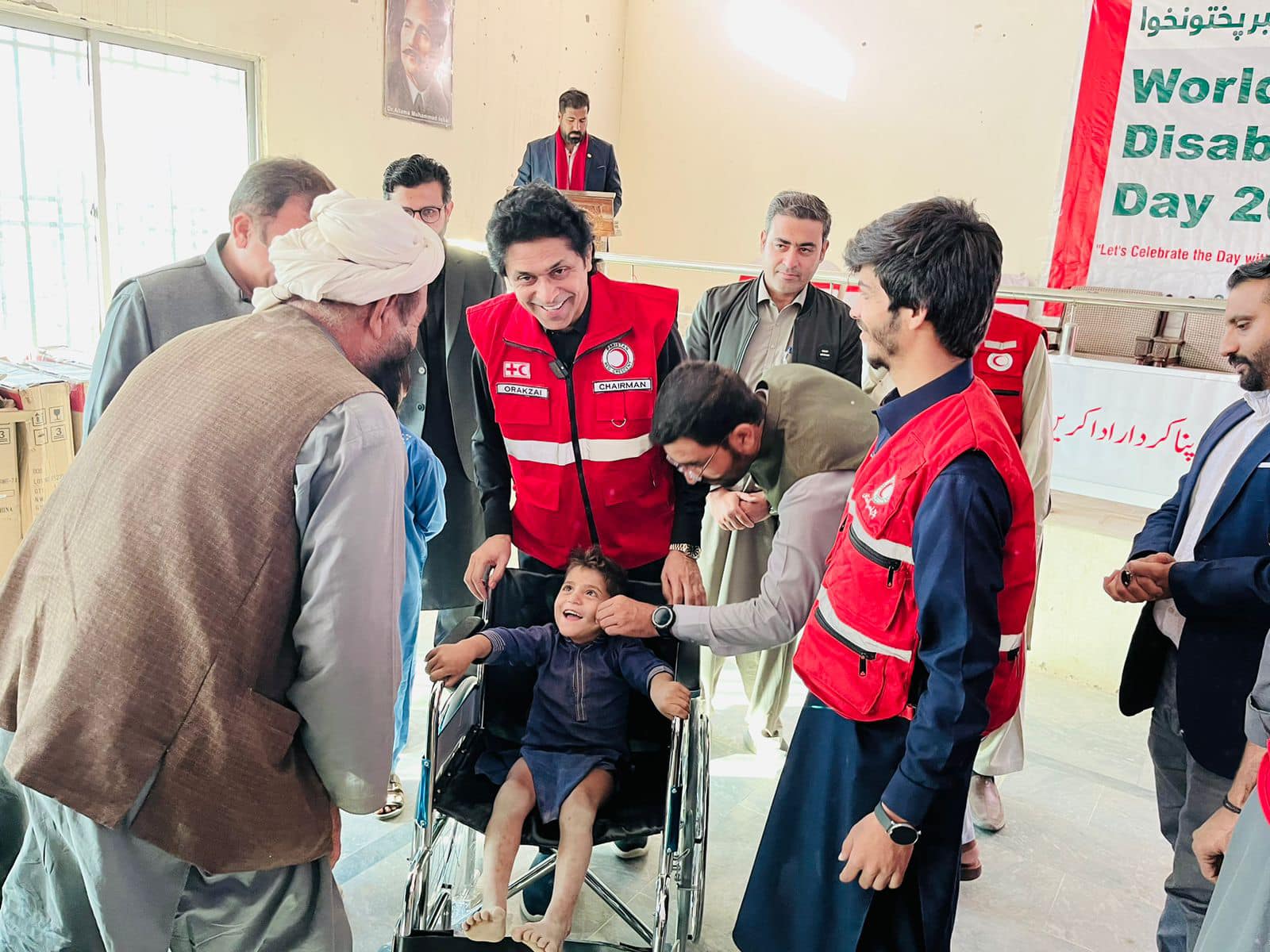 آئیں ملکر مسکراہٹیں بکھیریں ان لوگوں کے چہروں پر جو ہم سب کے لیے خاص ...