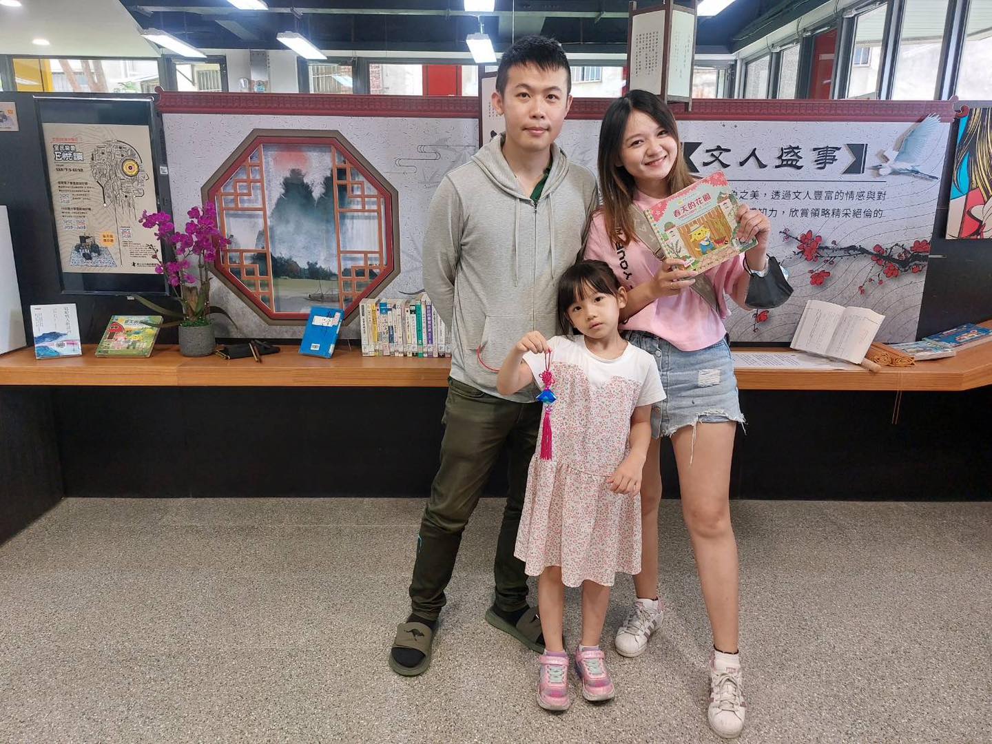 新竹市圖書館 - 在端午節的前夕 香山分館提早包粽子囉！ 琦琦老師帶著大小朋友們 一摺一摺的包起獨一無二的小粽子... | Facebook