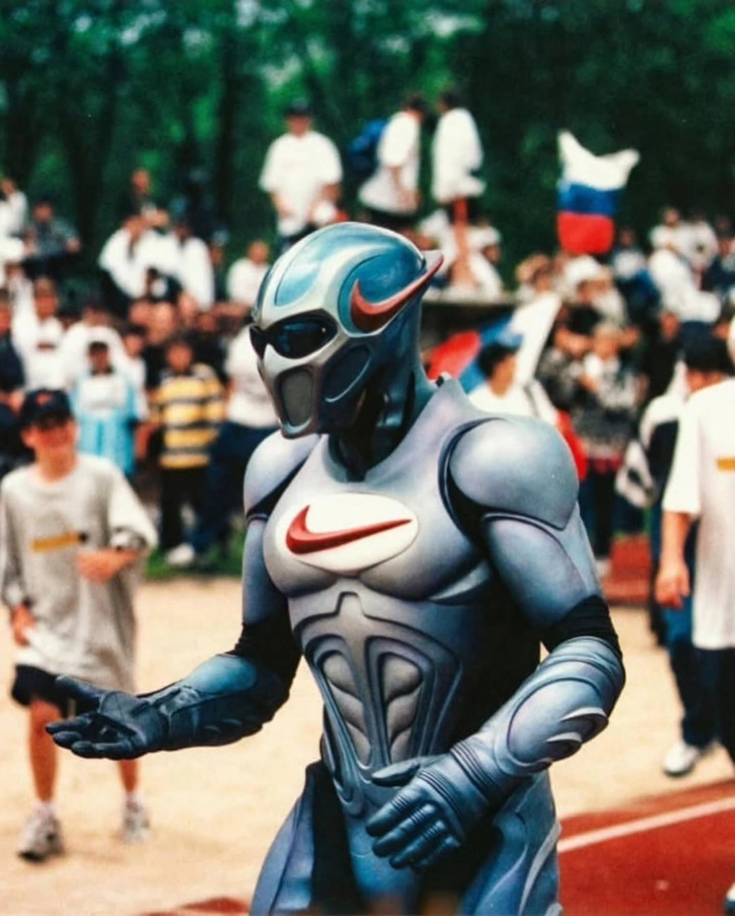 Swoosh-Man, o mascote super-herói da Nike de 1996. O traje custou