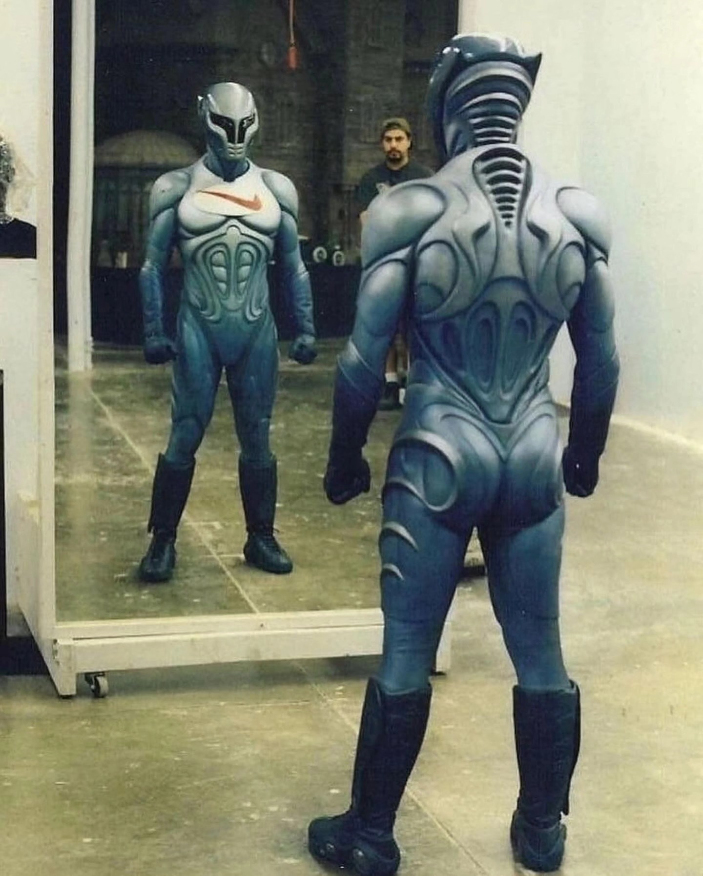 Swoosh-Man, o mascote super-herói da Nike de 1996. O traje custou