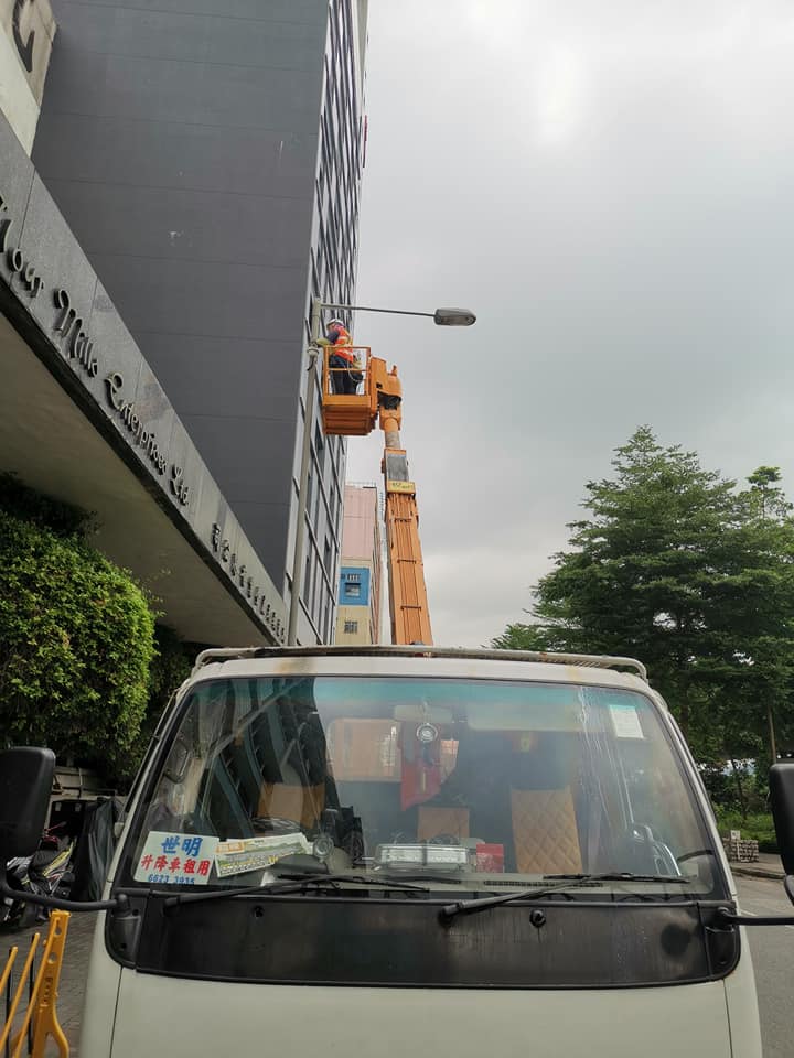 街燈車做街燈好正常 ＃高空工作 ＃街燈車 ＃高台車 ＃升降台車... - 世明升降車 Sai Ming Lift Car | Facebook