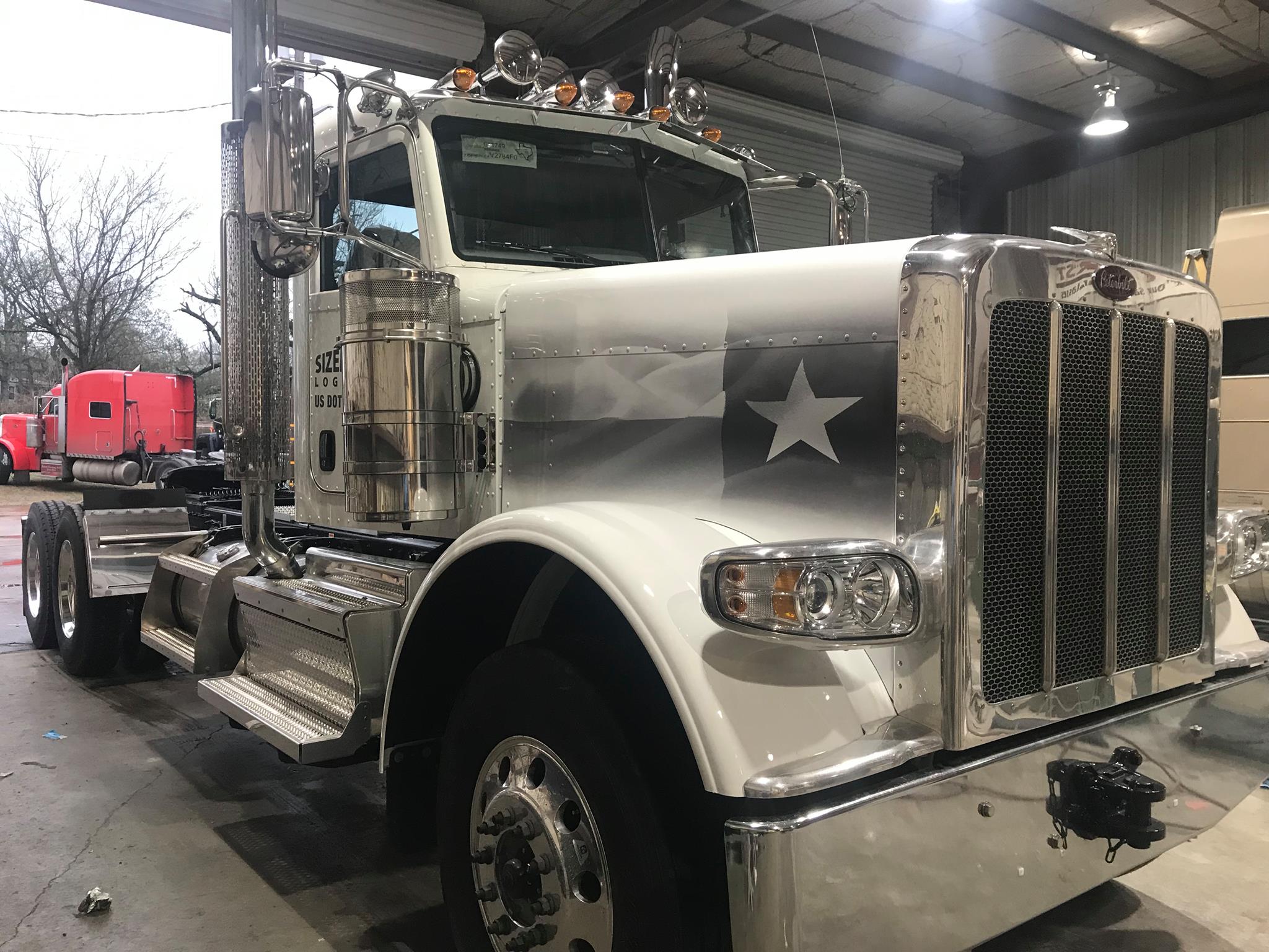 Capucha Decorativa Semipresa Universal Para Peterbilt, Freightliner, Kenworth | National Truck Parts | 5046