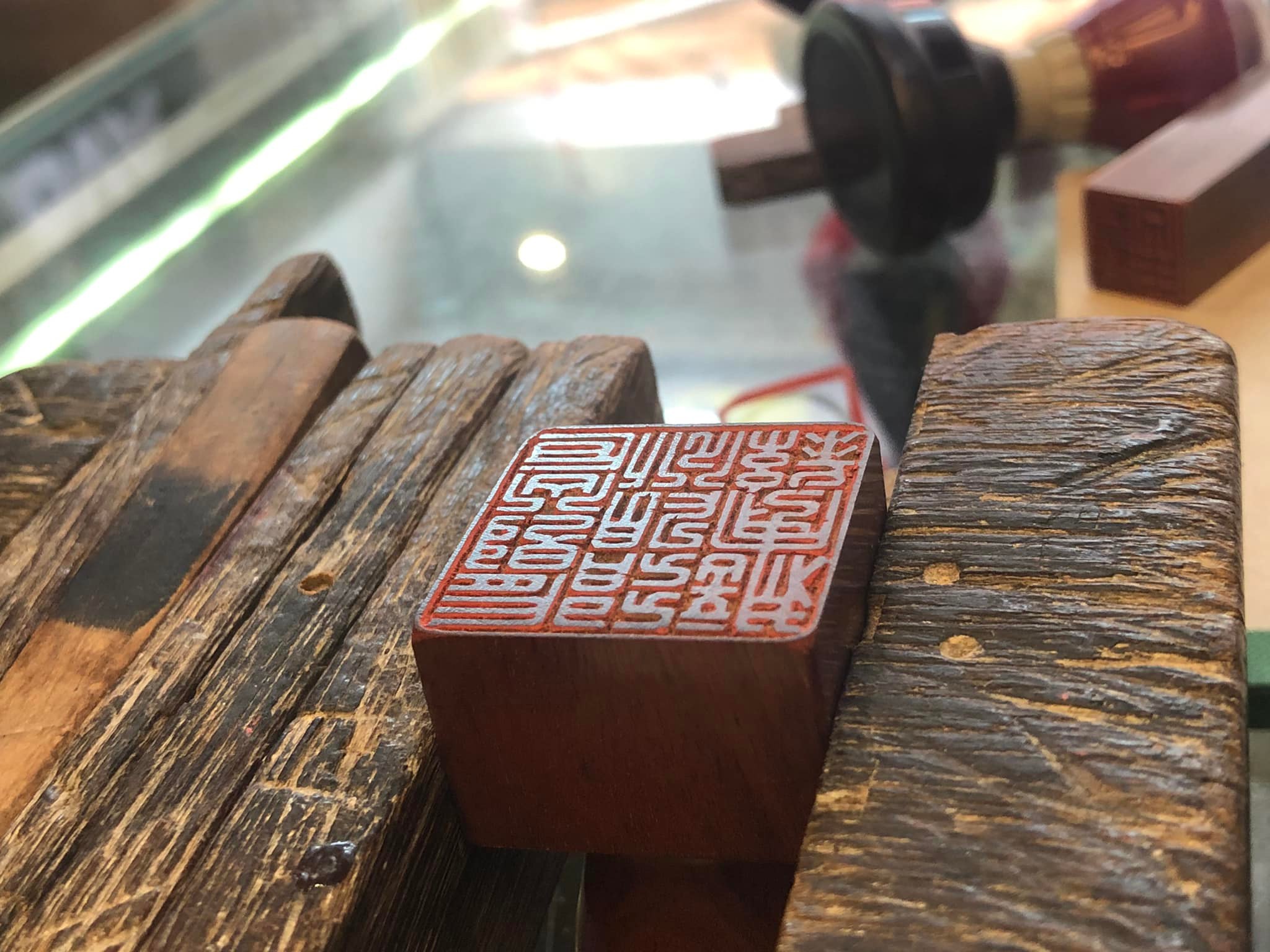 點石齋圖章店 - 常有客人問為什麼去別的地方刻的印章蓋不清楚，一樣是刻印記得小時候學刻印開始先學磨印材再學磨刻刀，現在... | Facebook