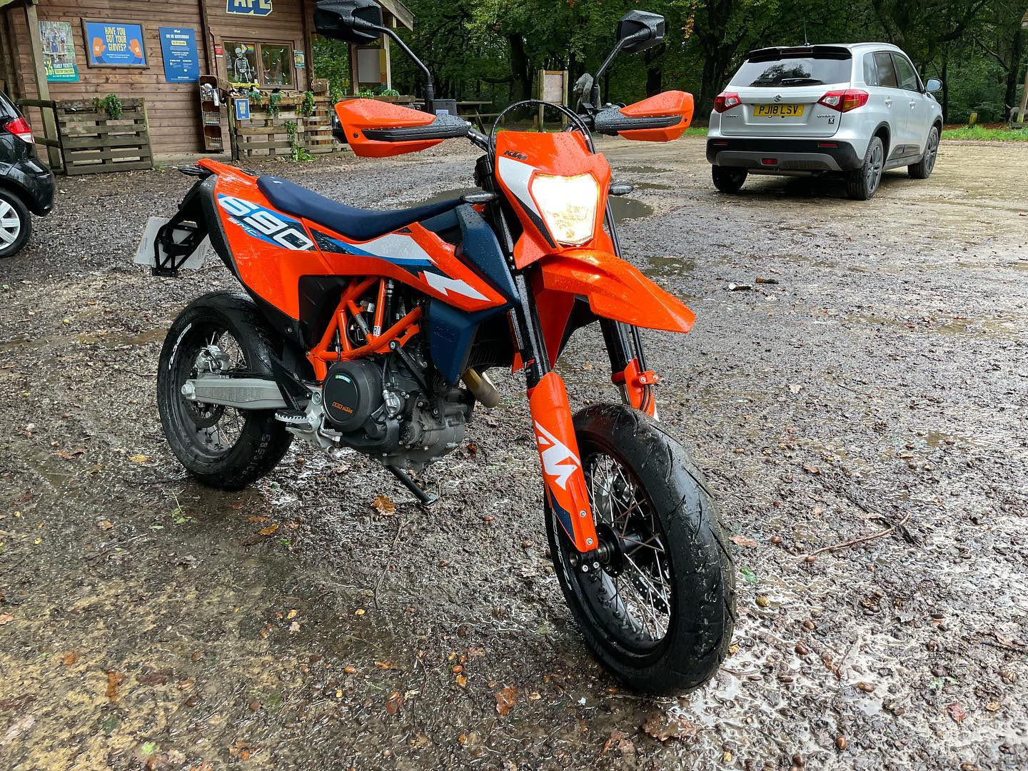 テイクオフ プッションR SS KTM 690 SMC-R by @ofek_zipori22 (IG) 🔥